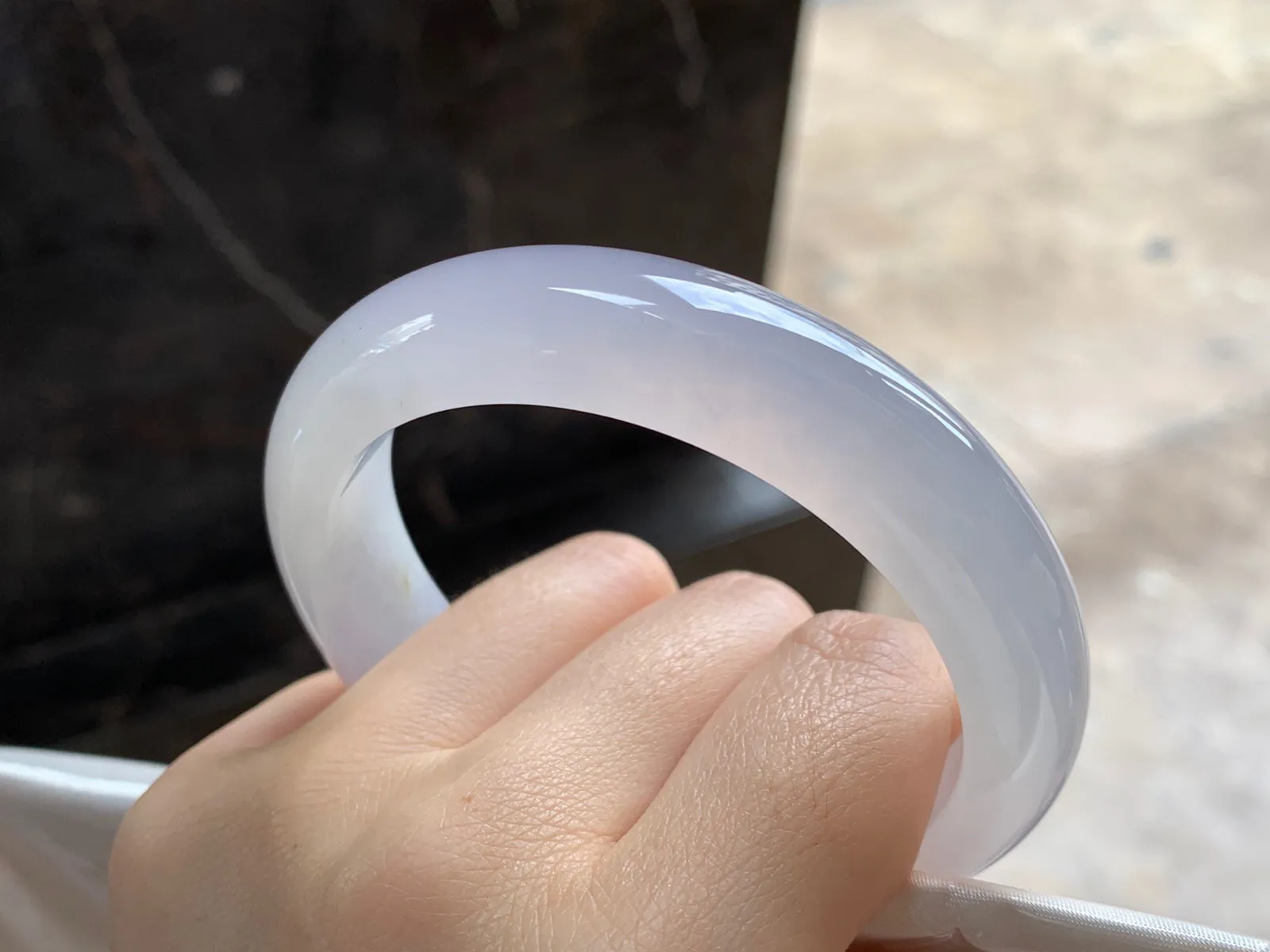 冰种手镯
尺寸：59.7-14.6-9.1mm
种水好 小清新 上手好看