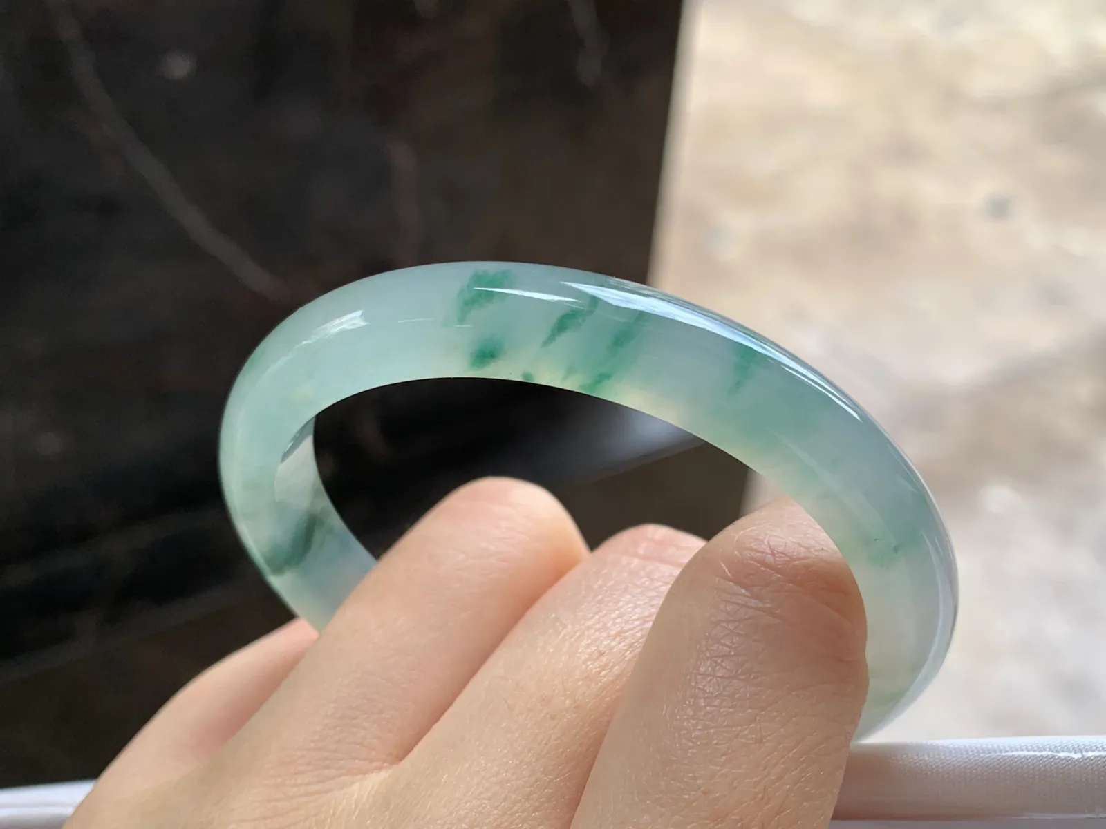 冰飘绿花贵妃镯
尺寸：54-8.9-6.9mm
种老肉细～正圈51 52可以戴