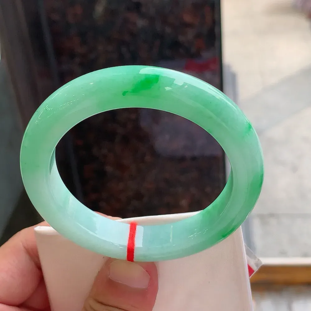 正圈冰糯阳绿 无瑕 尺寸:58.5/12.5/10 色阳️️
