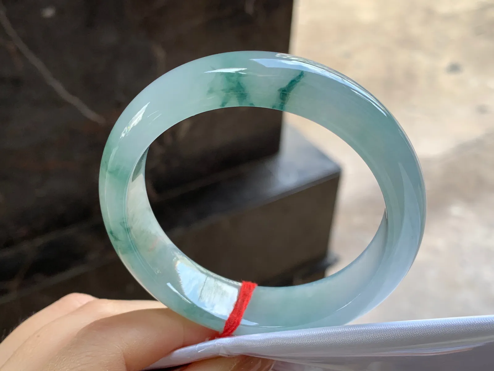 飘花手镯
尺寸：57.3-15.5-8.5mm
肉质细腻～水润十足