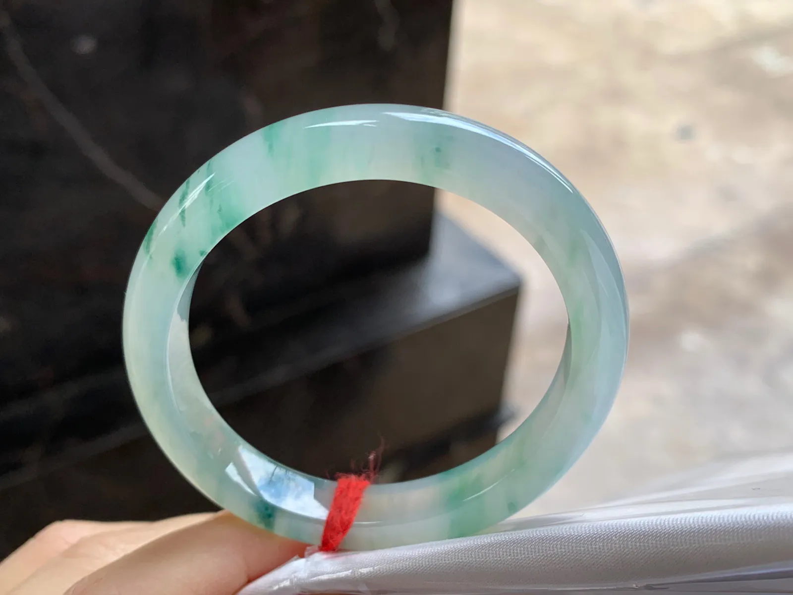 冰飘绿花贵妃镯
尺寸：54-8.9-6.9mm
种老肉细～正圈51 52可以戴