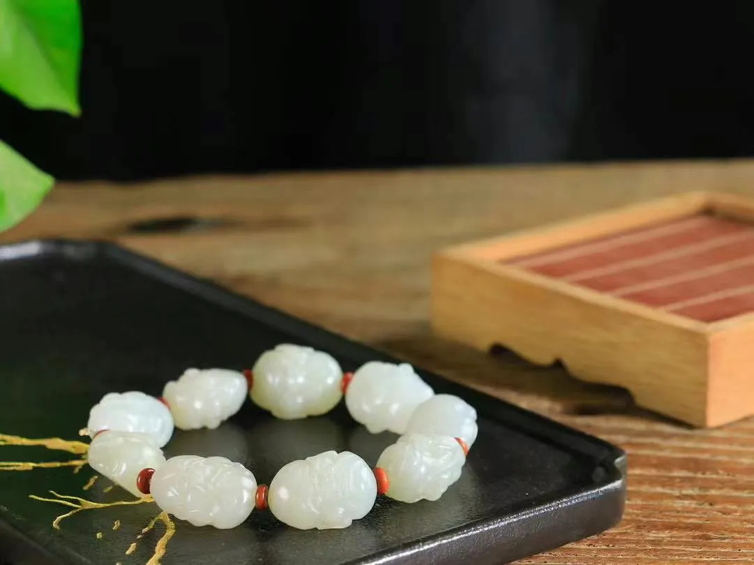 （籽.十八罗汉.手串）

新疆和田籽料十八罗汉手串，玉质温润细腻 油性十足 颗颗饱满圆润。罗汉有