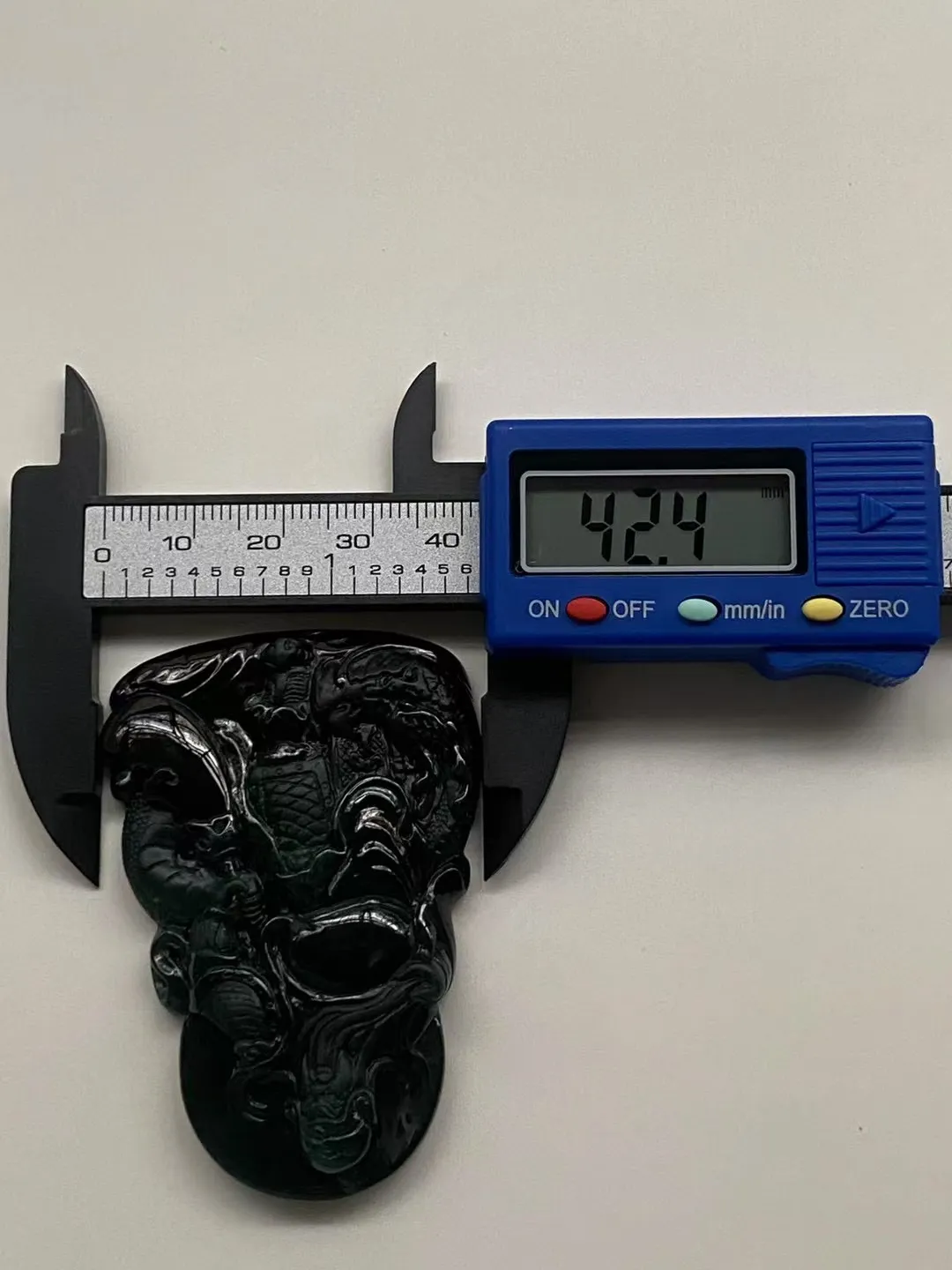 墨翠【武圣—关二爷】细腻干净，黑度好，性价比高，雕工精湛，打灯透绿‘