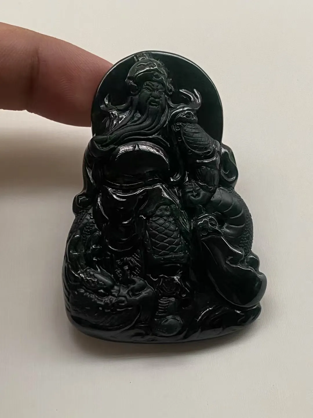 墨翠【武圣—关二爷】细腻干净，黑度好，性价比高，雕工精湛，打灯透绿‘