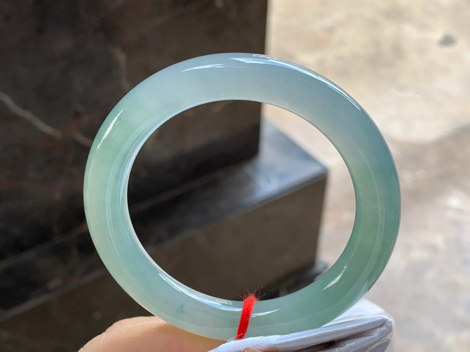 晴水圆条手镯
尺寸：53.5-9.8mm
种水好 干净清秀 很耐看的料子