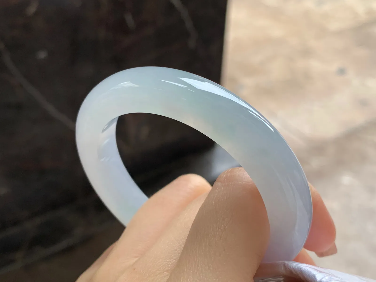 糯冰种手镯
尺寸：55-10.6-9.7mm
种水好 小清新 纯纯的一支上手好看
