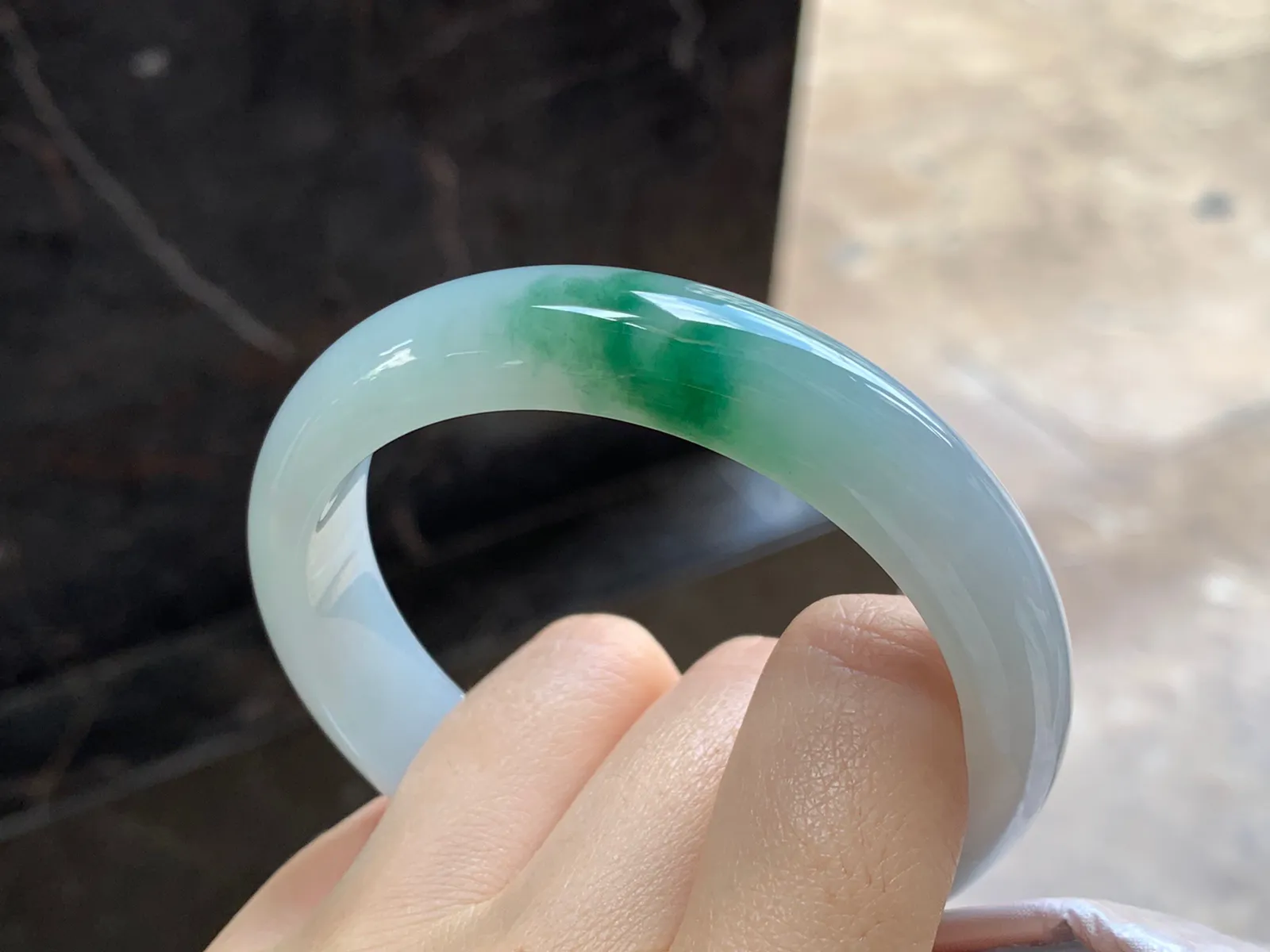 带色手镯
尺寸：58-13.6-7.8mm
底子细腻干净～绿色点缀