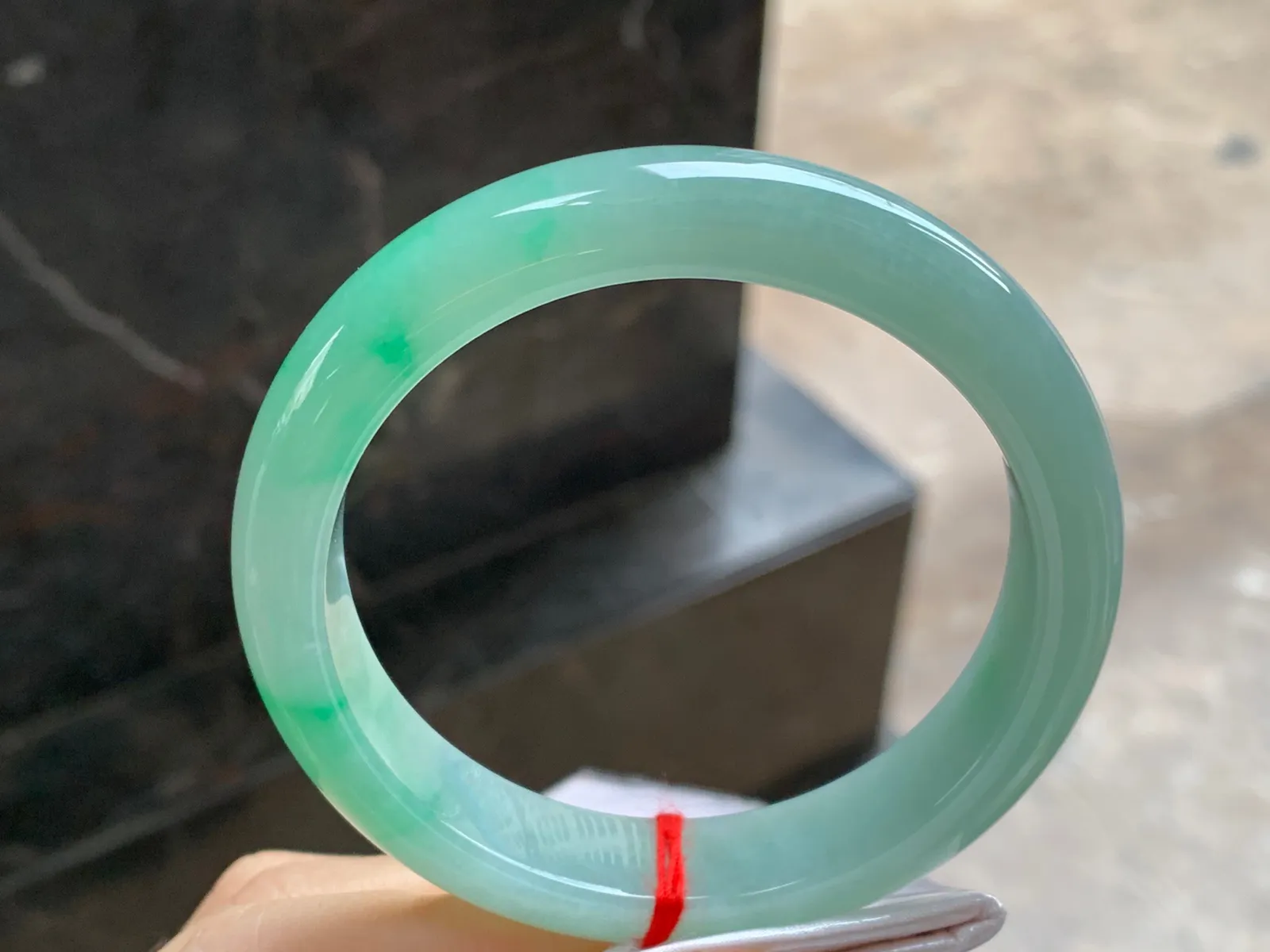 带色手镯
尺寸：58-12.6-8.4mm
底子细腻干净～绿色点缀上手好看