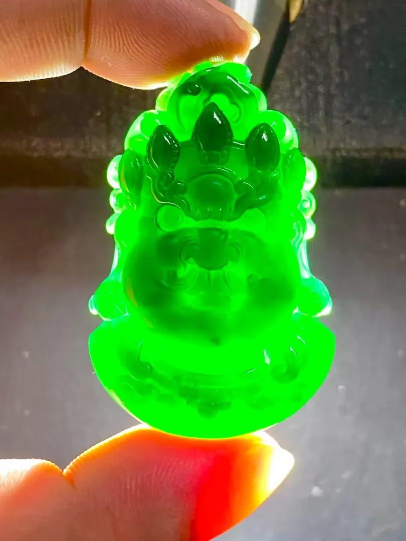 墨翠【黄财神】细腻干净，黑度好，性价比高，雕工精湛，打灯透绿.