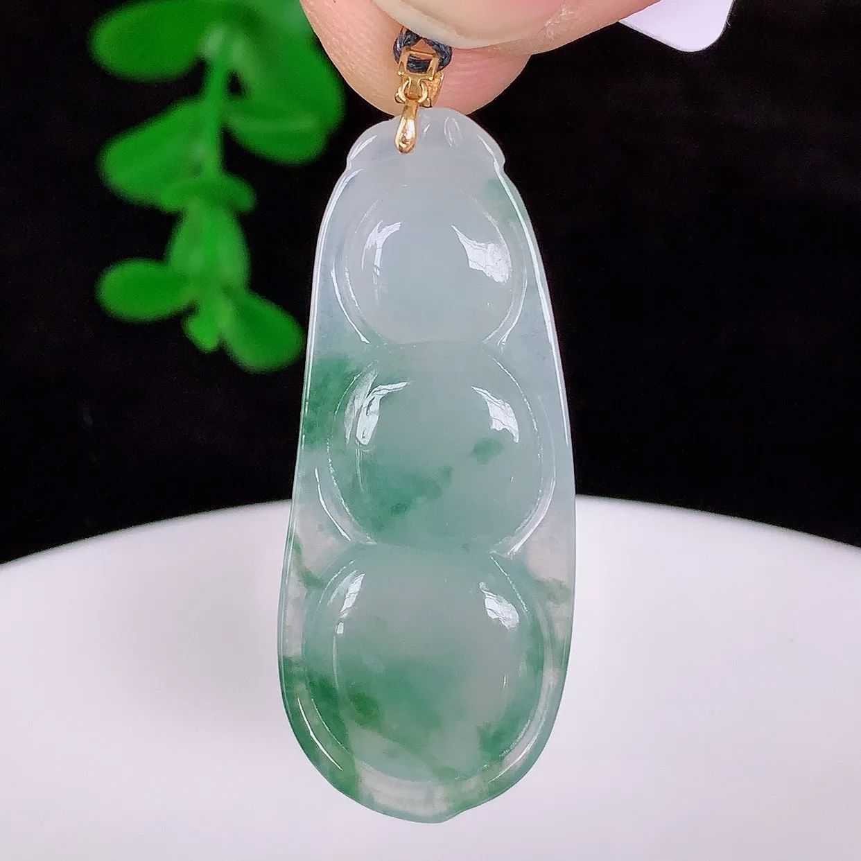 自然光实拍，18K金镶嵌冰种飘花翡翠四季豆吊坠，平安豆福豆玉坠，冰润通透 豆粒饱满，寓意：豆蔻年华！#49.6