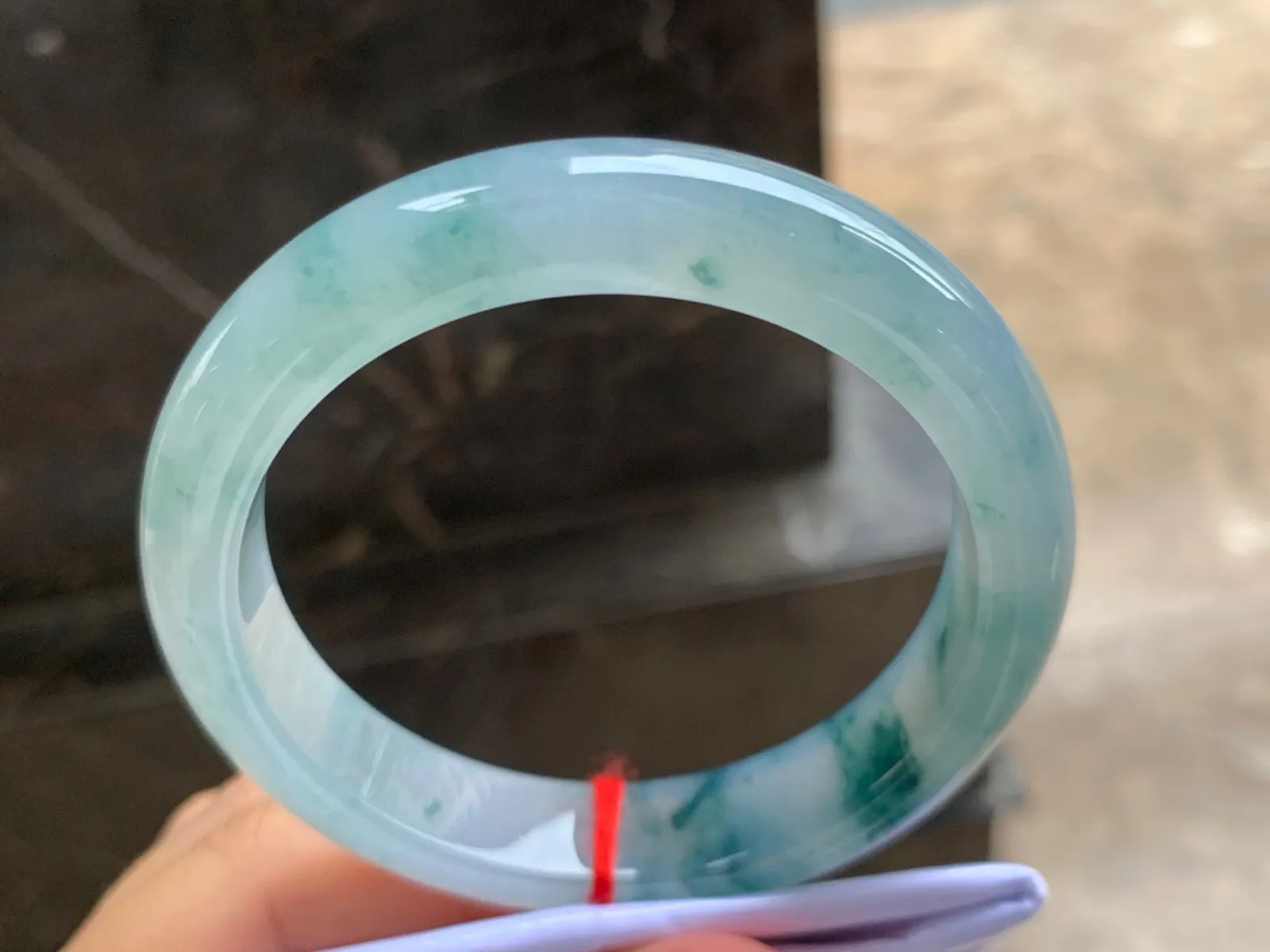 57.5-12.5-8.5mm
冰种飘花手镯 水润冰透 花色漂亮