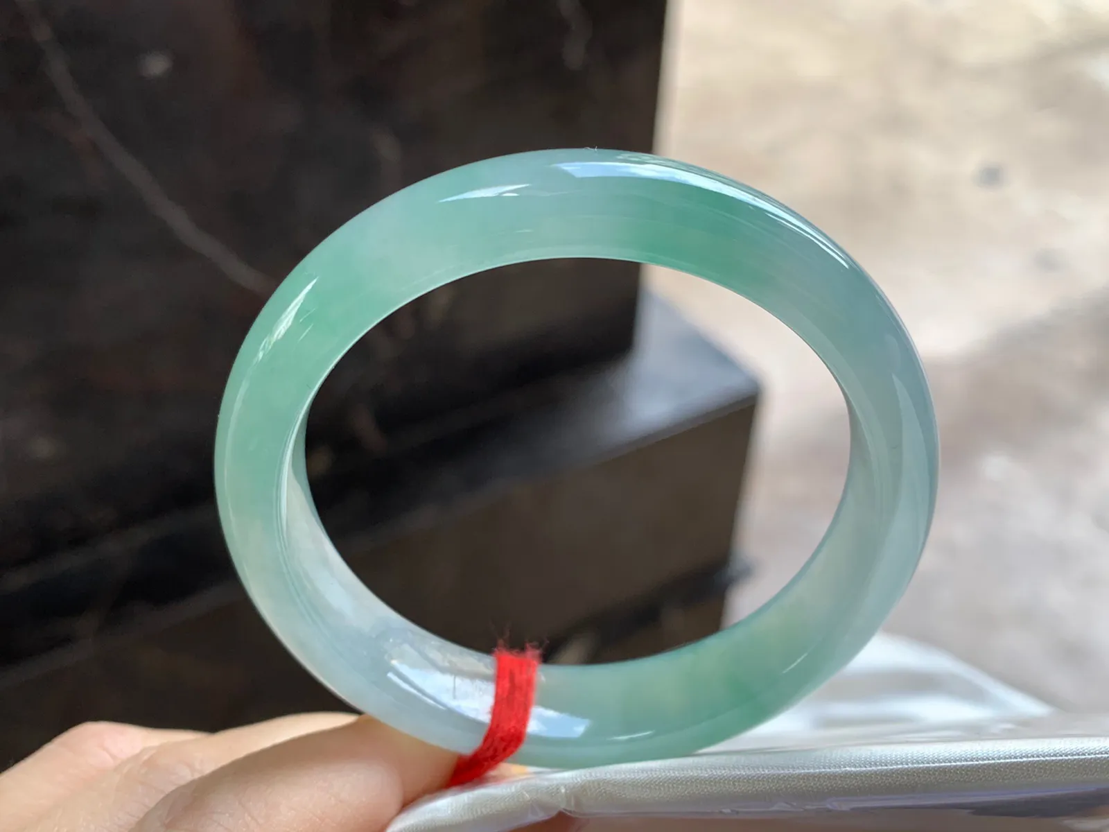 晴绿手镯
尺寸：54.2-12-7.9mm
种老肉细～水润清秀上手漂亮
