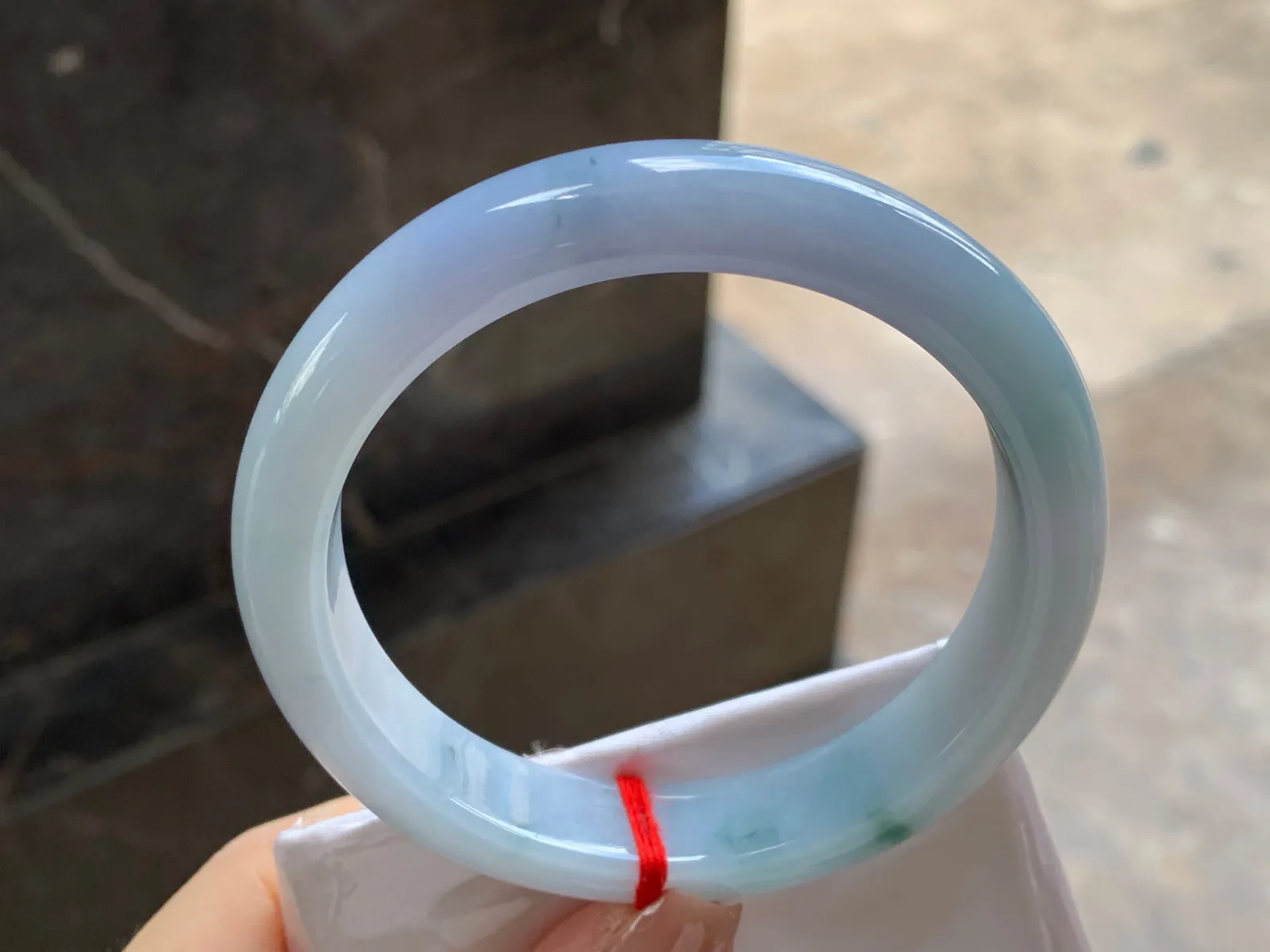 紫罗兰飘花大圈口手镯
尺寸：60-12.8-8.8mm
底子细腻干净～大圈口有特色