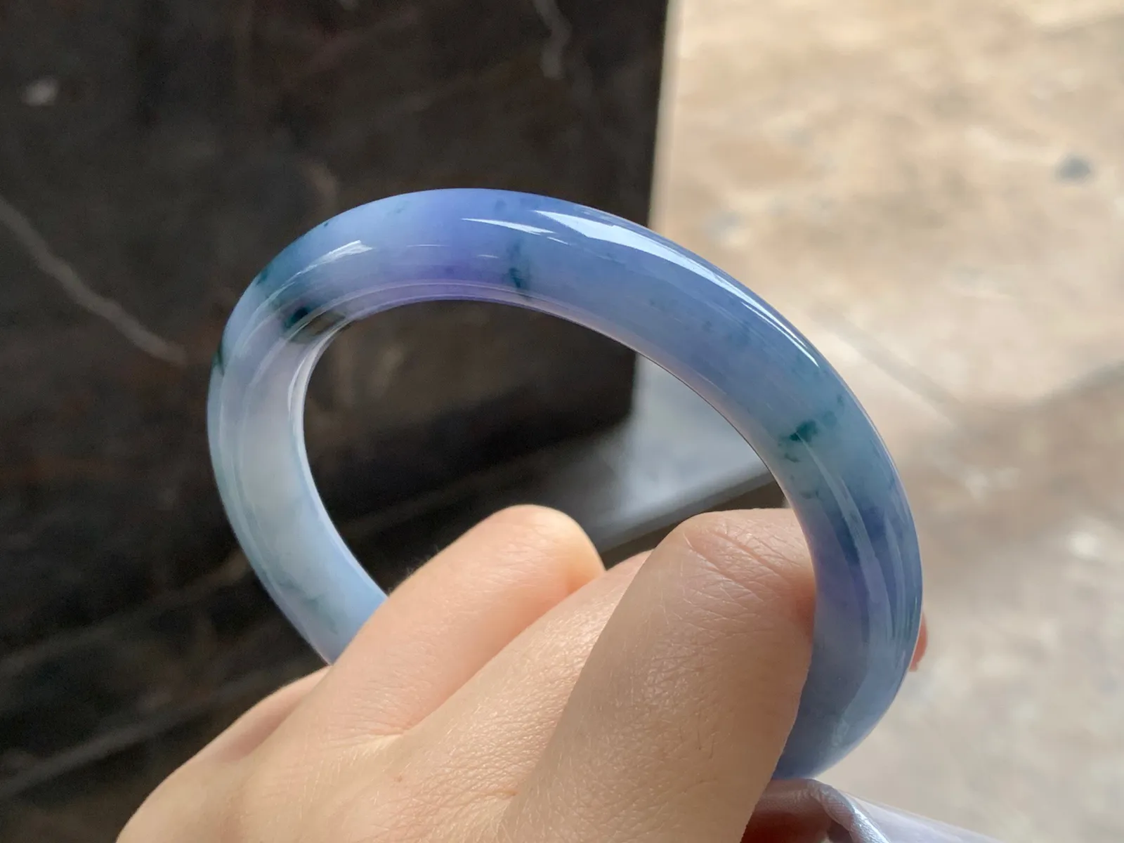 紫罗兰飘花圆条手镯
尺寸：56-9.8-9.2mm
肉质细腻干净～有特色上手好看