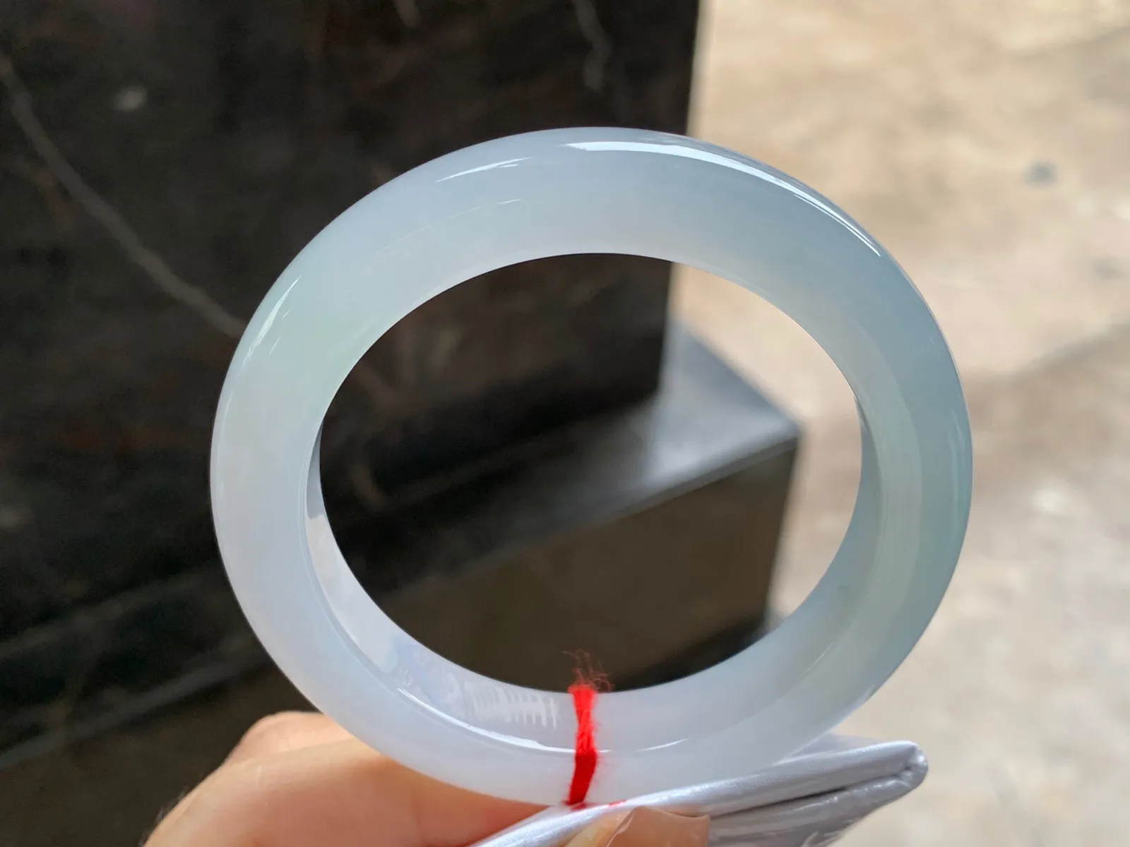 糯冰种手镯
尺寸：55-10.6-9.7mm
种水好 小清新 纯纯的一支上手好看