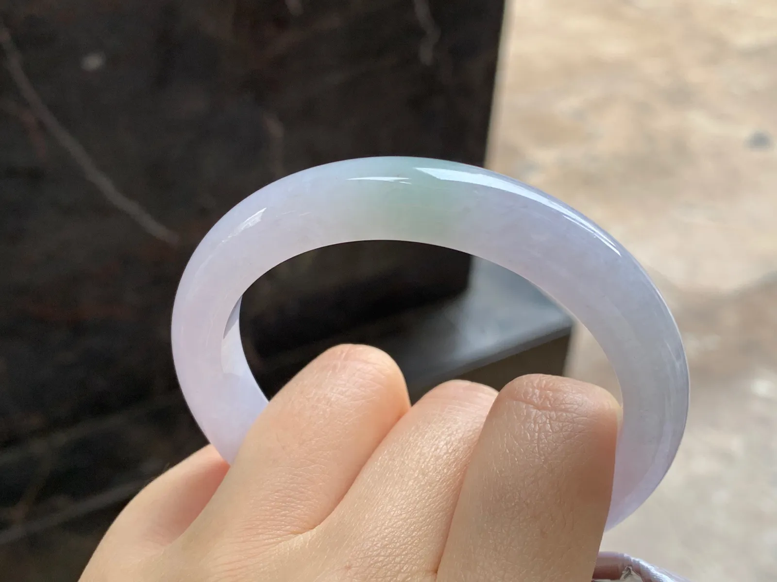 淡春手镯
尺寸：56-10.8-8.4mm
水润十足～干净清秀上手漂亮