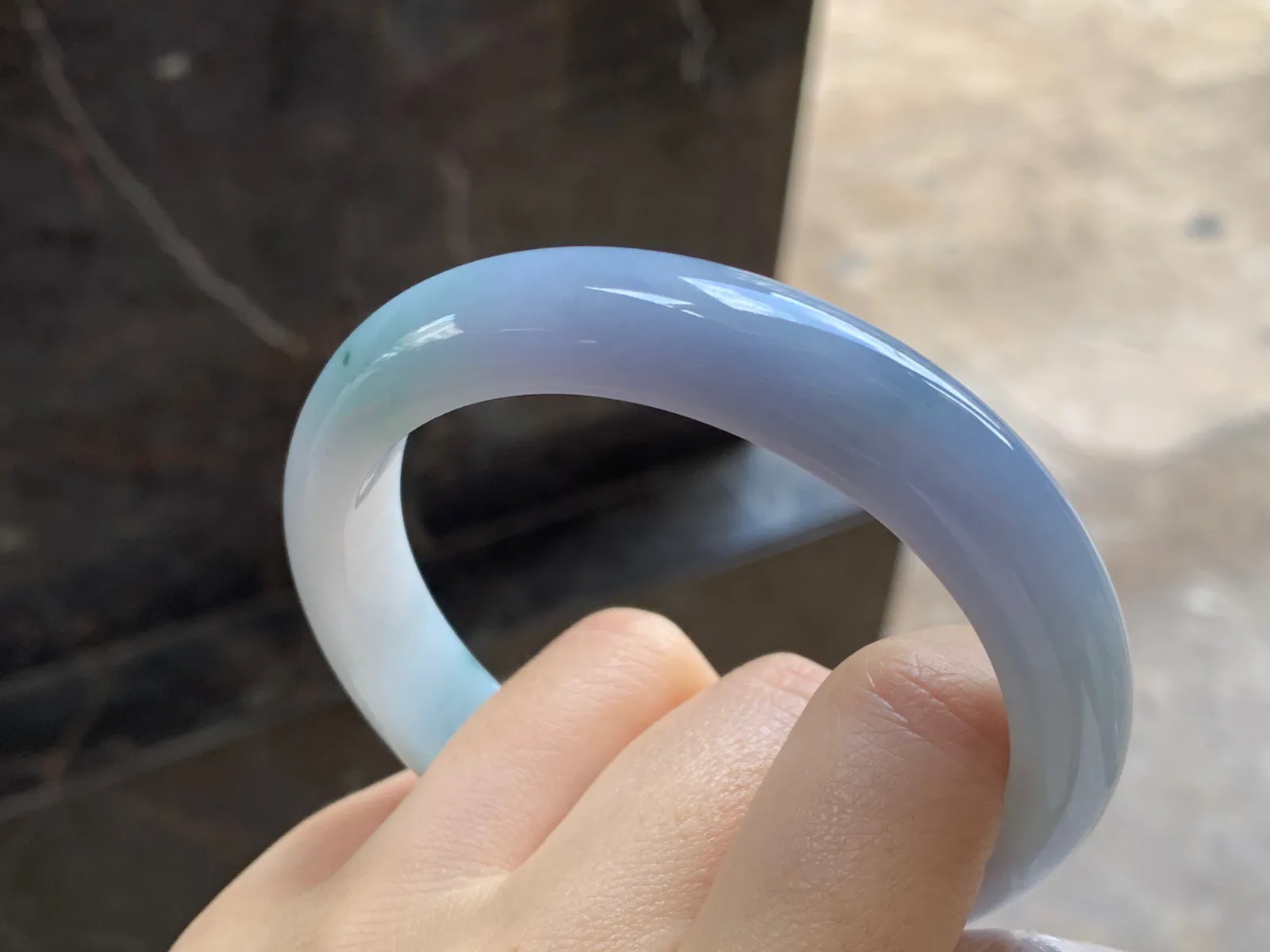 紫罗兰飘花大圈口手镯
尺寸：60-12.8-8.8mm
底子细腻干净～大圈口有特色