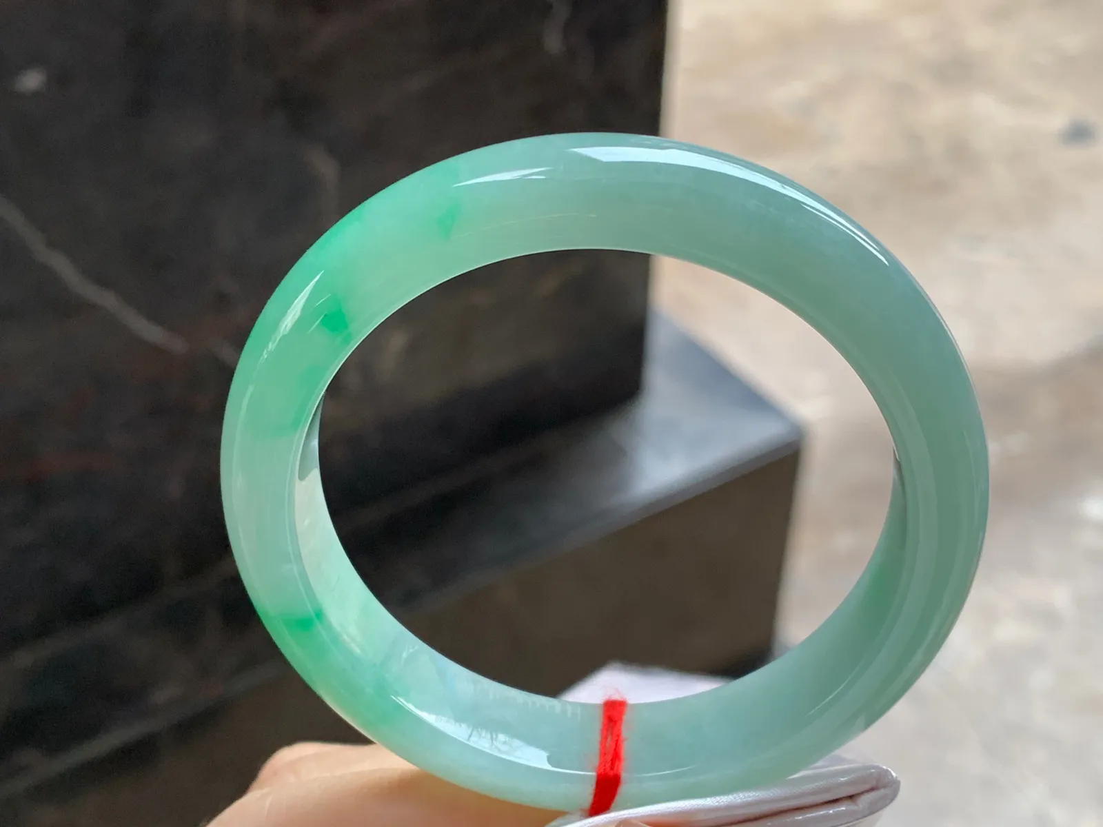 带色手镯
尺寸：58-12.6-8.4mm
底子细腻干净～绿色点缀上手好看