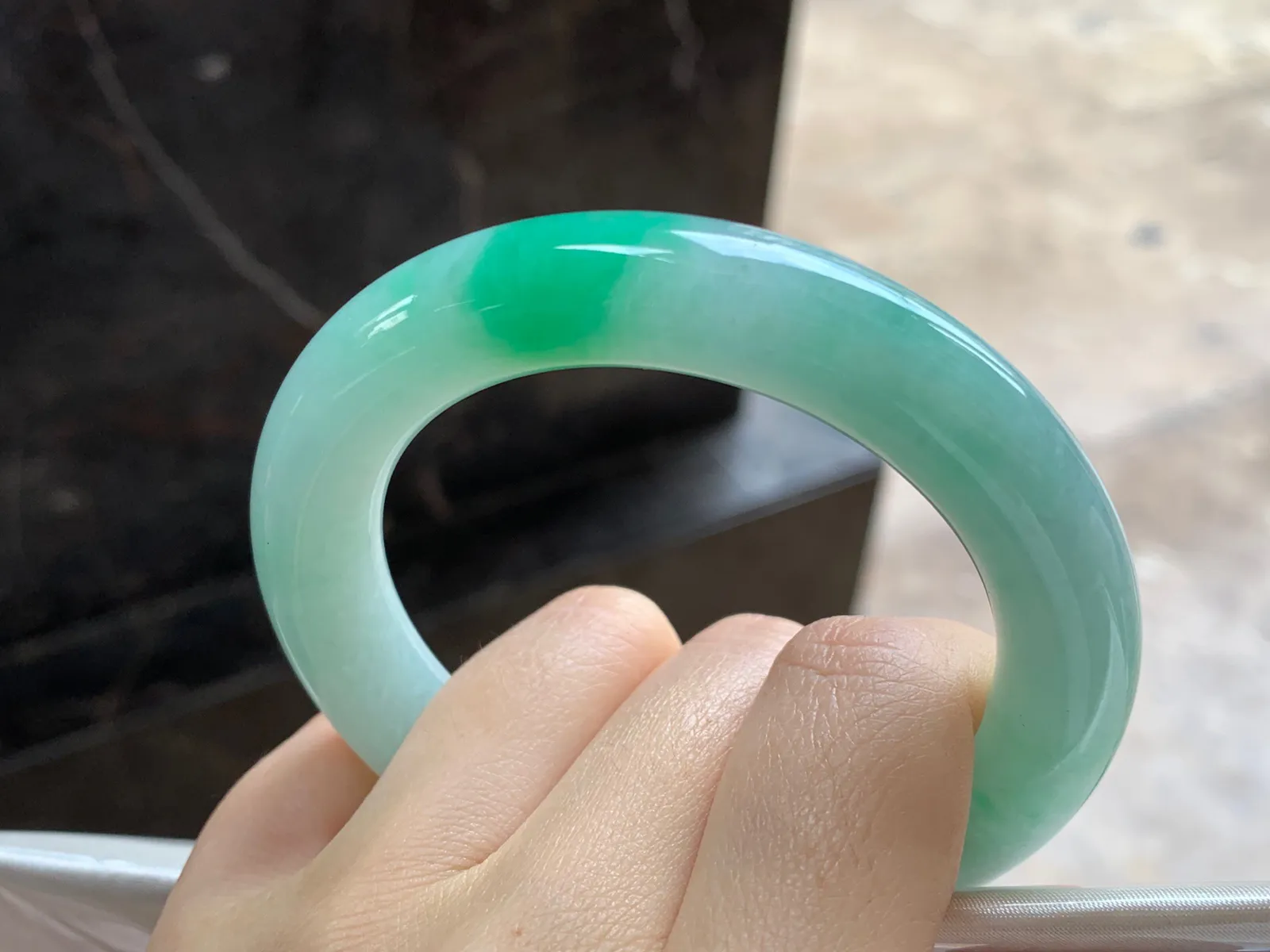 带色圆条手镯
尺寸：55.1-11.9-11.2mm
底子细腻干净～绿色点缀
