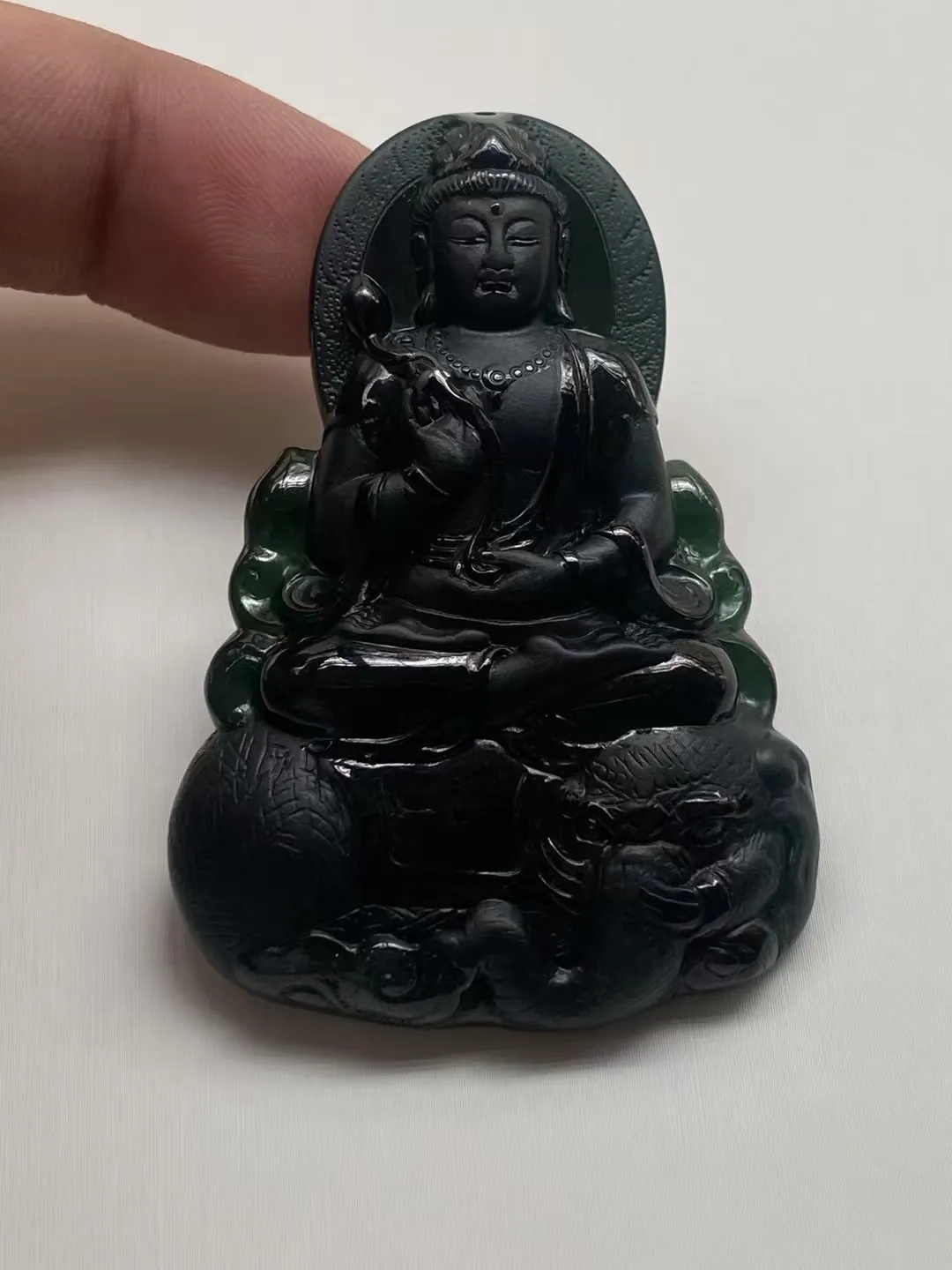 墨翠【普贤菩萨】细腻干净，黑度极黑、性价比高，雕工精湛，打灯透绿.