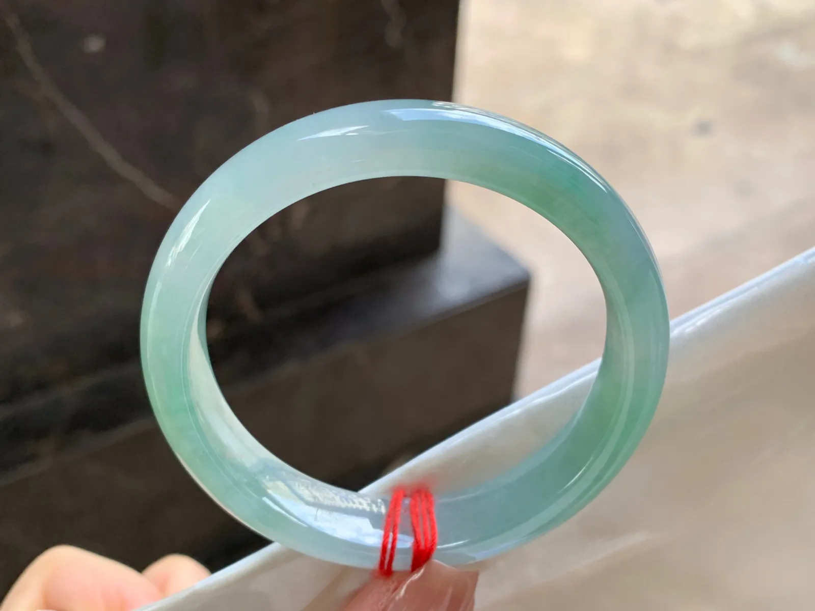 晴绿手镯
尺寸：54.2-12-7.9mm
种老肉细～水润清秀上手漂亮