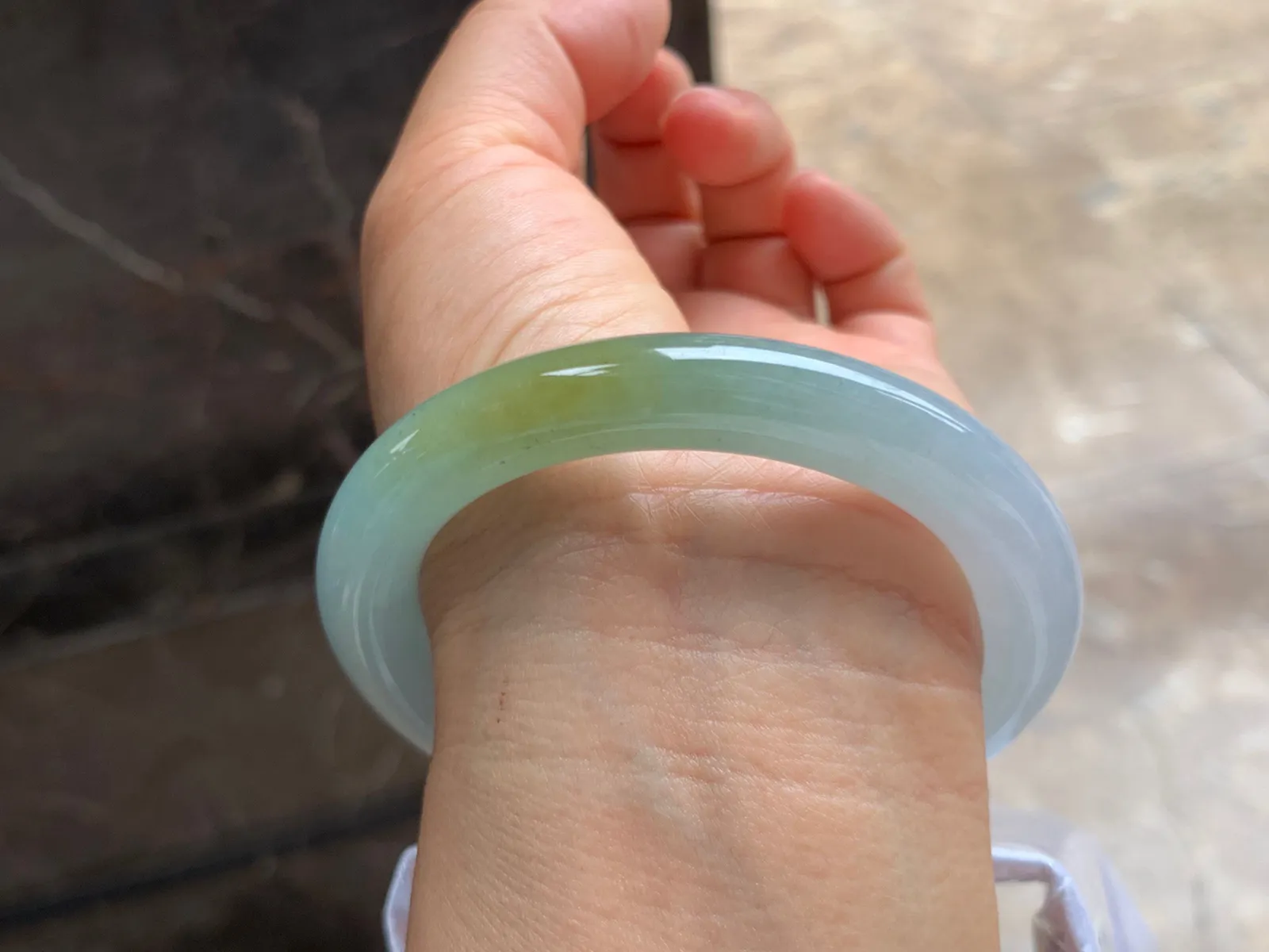 55.5-10mm
黄翡圆条手镯 种好细腻 颜色漂亮