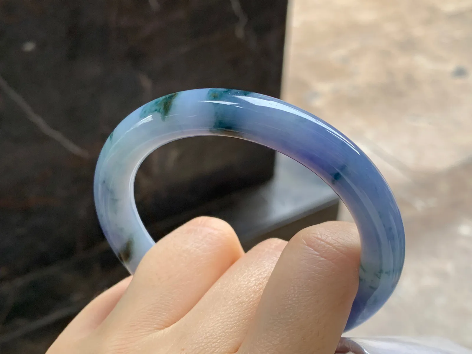 紫罗兰飘花圆条手镯
尺寸：56-9.8-9.2mm
肉质细腻干净～有特色上手好看