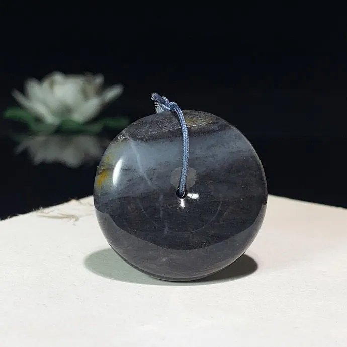 新疆籽料青花平安扣挂件。尺寸33/11mm重22.9克，白度一级。玉质细腻油润 脂粉好，品质好 lt