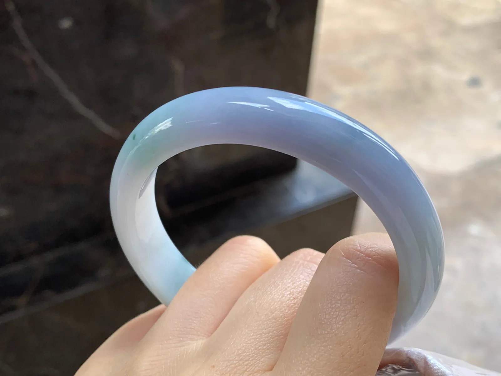 紫罗兰飘花大圈口手镯
尺寸：60-12.8-8.8mm
底子细腻干净～大圈口有特色