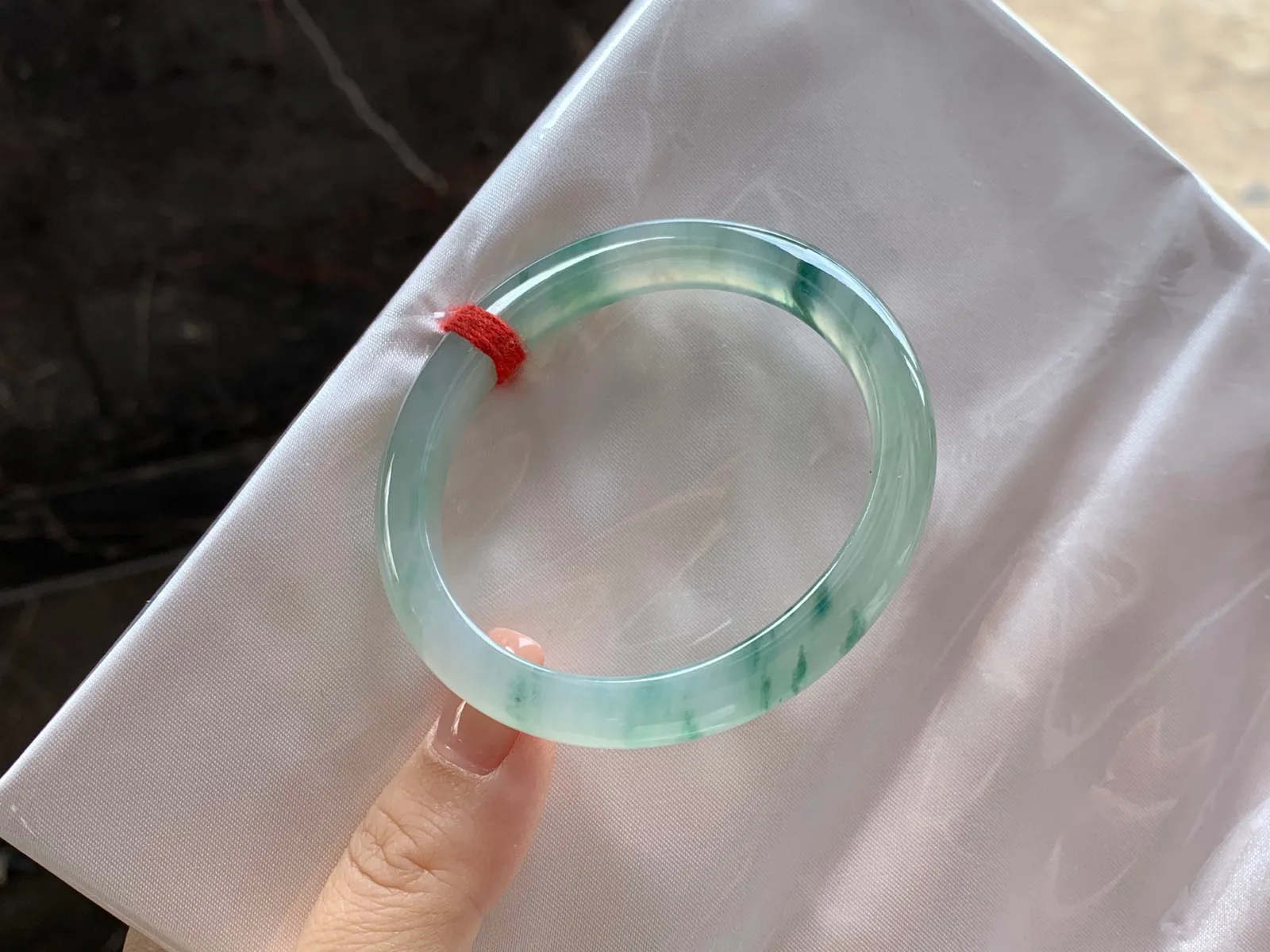 冰飘绿花贵妃镯
尺寸：54-8.9-6.9mm
种老肉细～正圈51 52可以戴