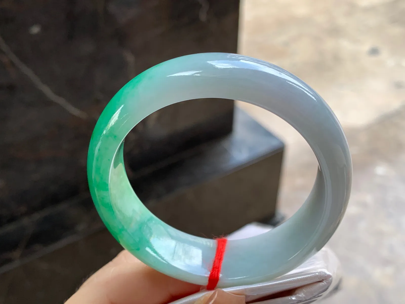 带色宽版手镯
尺寸：55.3-17.4-8mm
肉质细腻干净～版型大气 一大截绿色浓郁