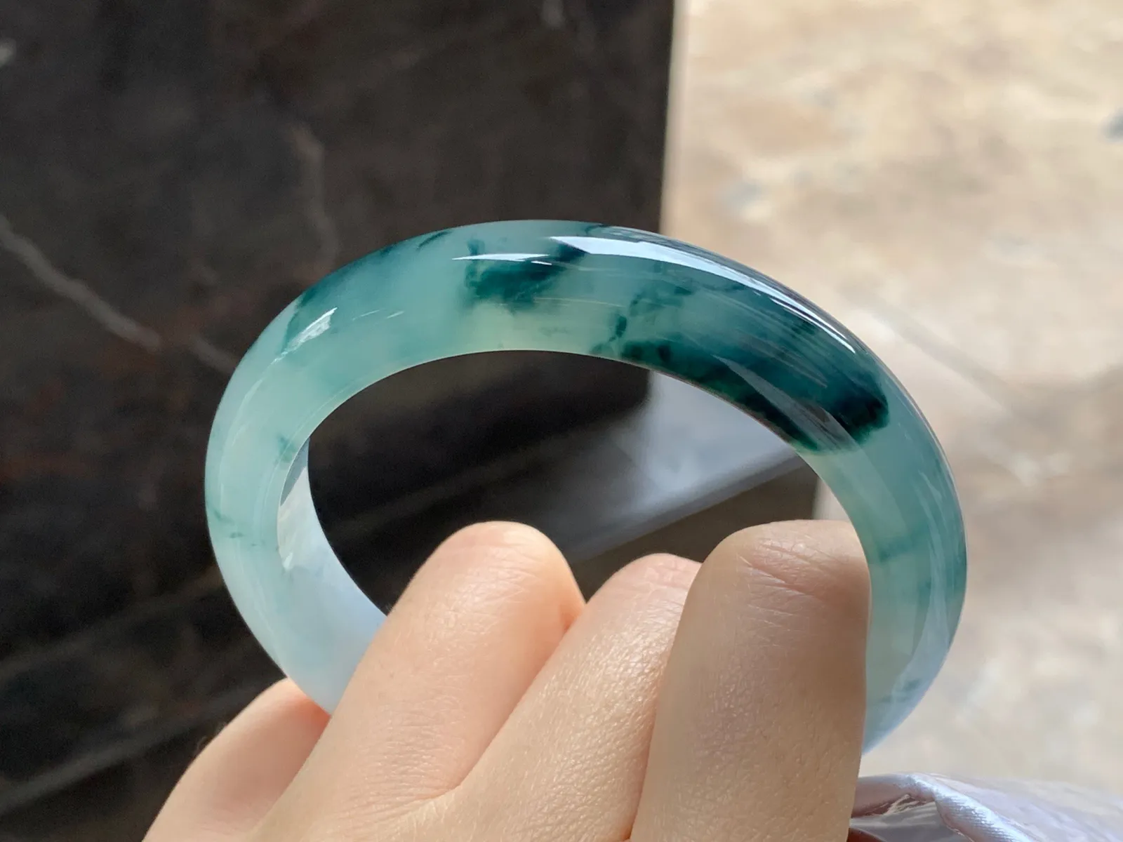 冰飘花手镯
尺寸：56.5-12.5-8.5mm
种老肉细～很漂亮的料子
