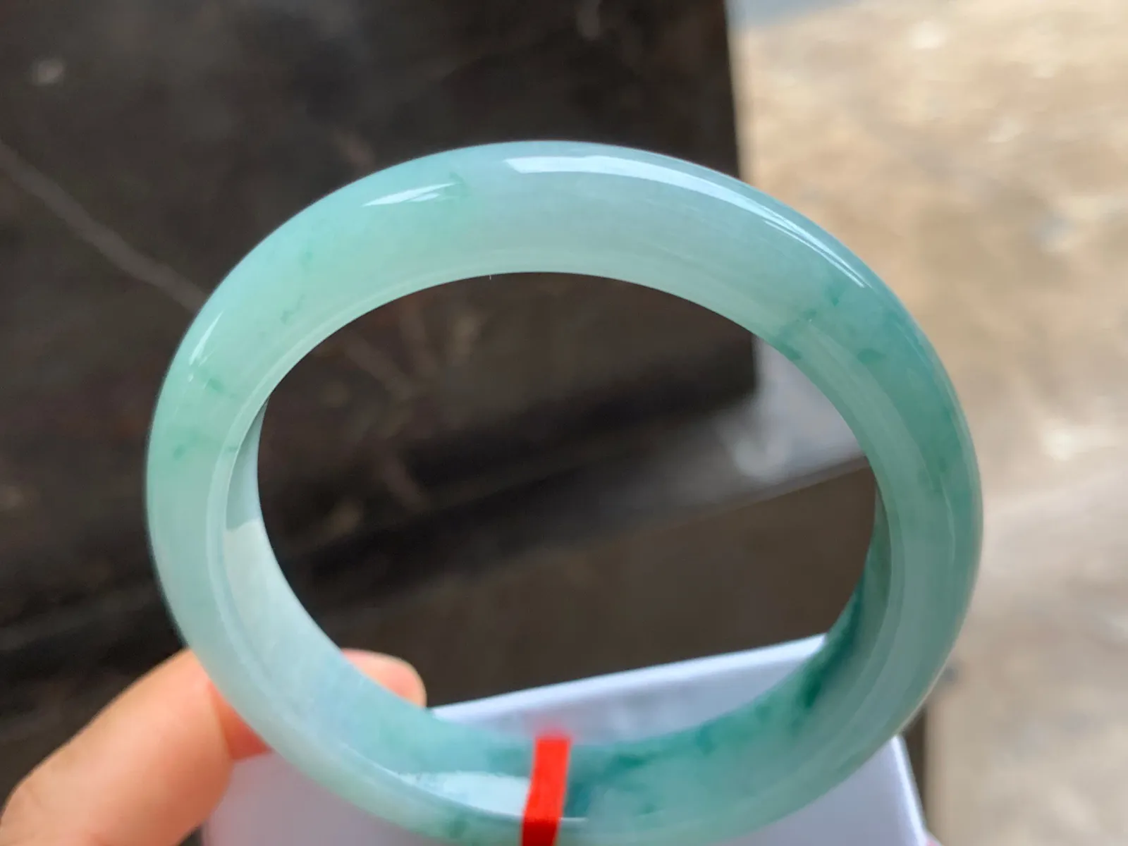 57-12.5-8.5mm
飘花手镯 底子细腻 花色清爽 性价比不错