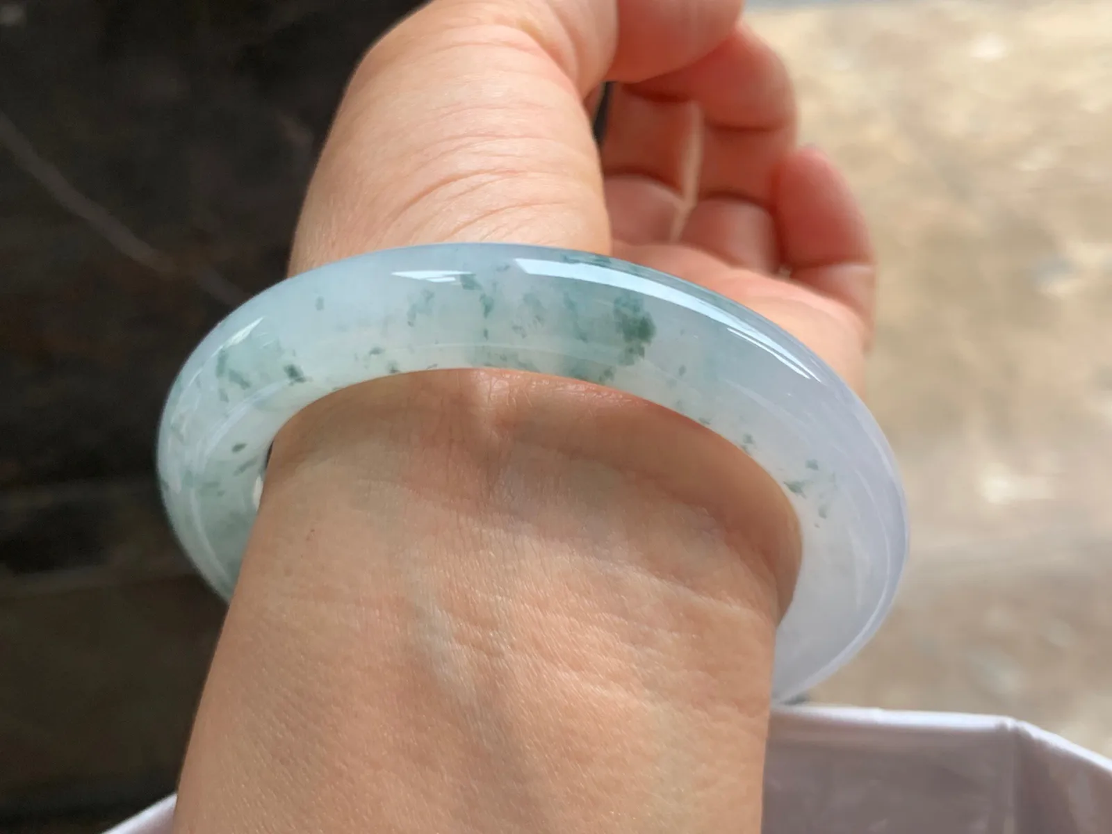 56-10.5mm
冰种飘花圆条手镯 水润冰透 碎花点缀