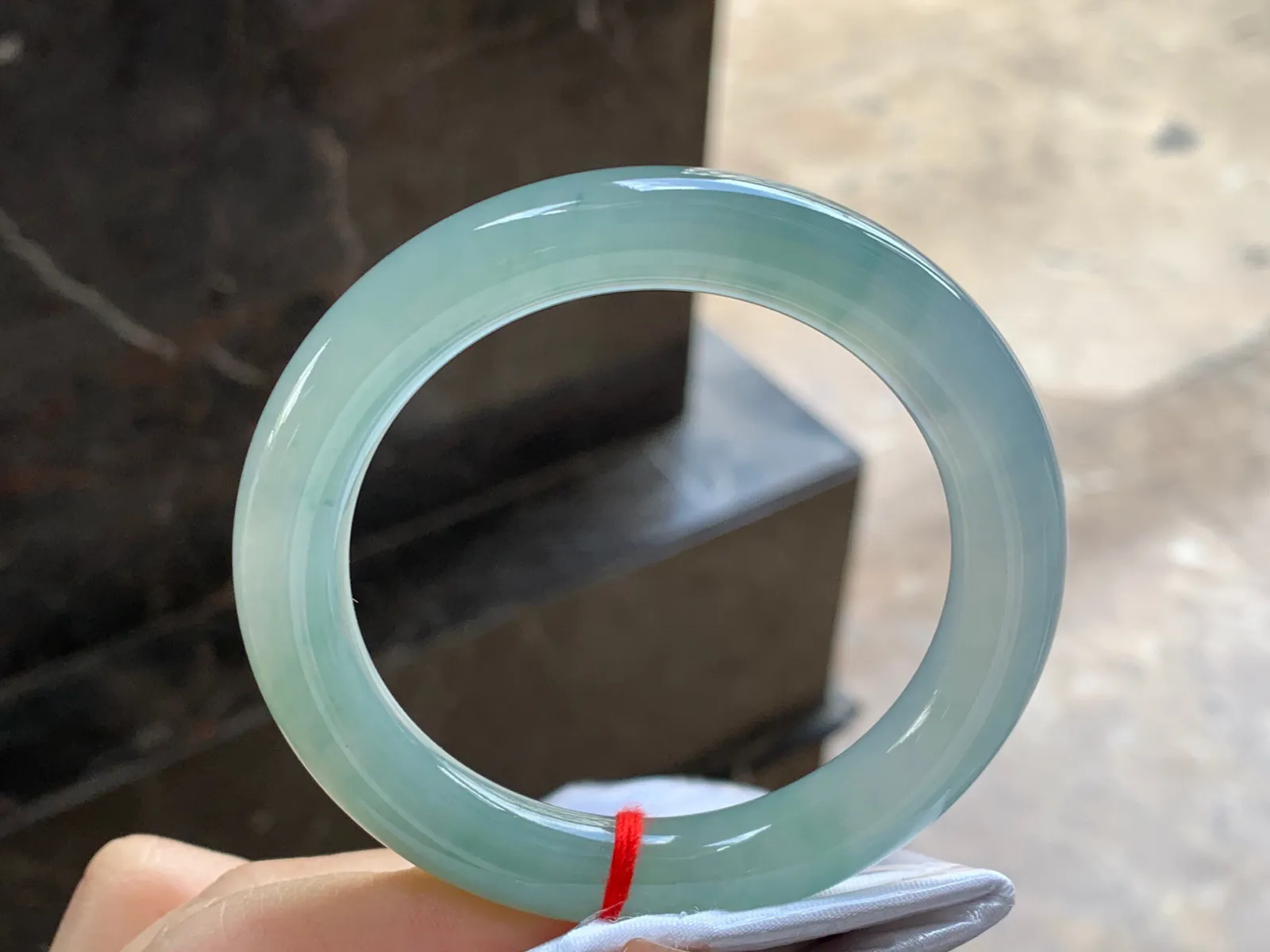 晴水圆条手镯
尺寸：53.5-9.8mm
种水好 干净清秀 很耐看的料子