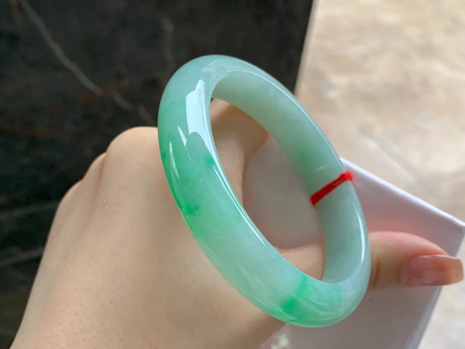 带色手镯
尺寸：58-12.6-8.4mm
底子细腻干净～绿色点缀上手好看