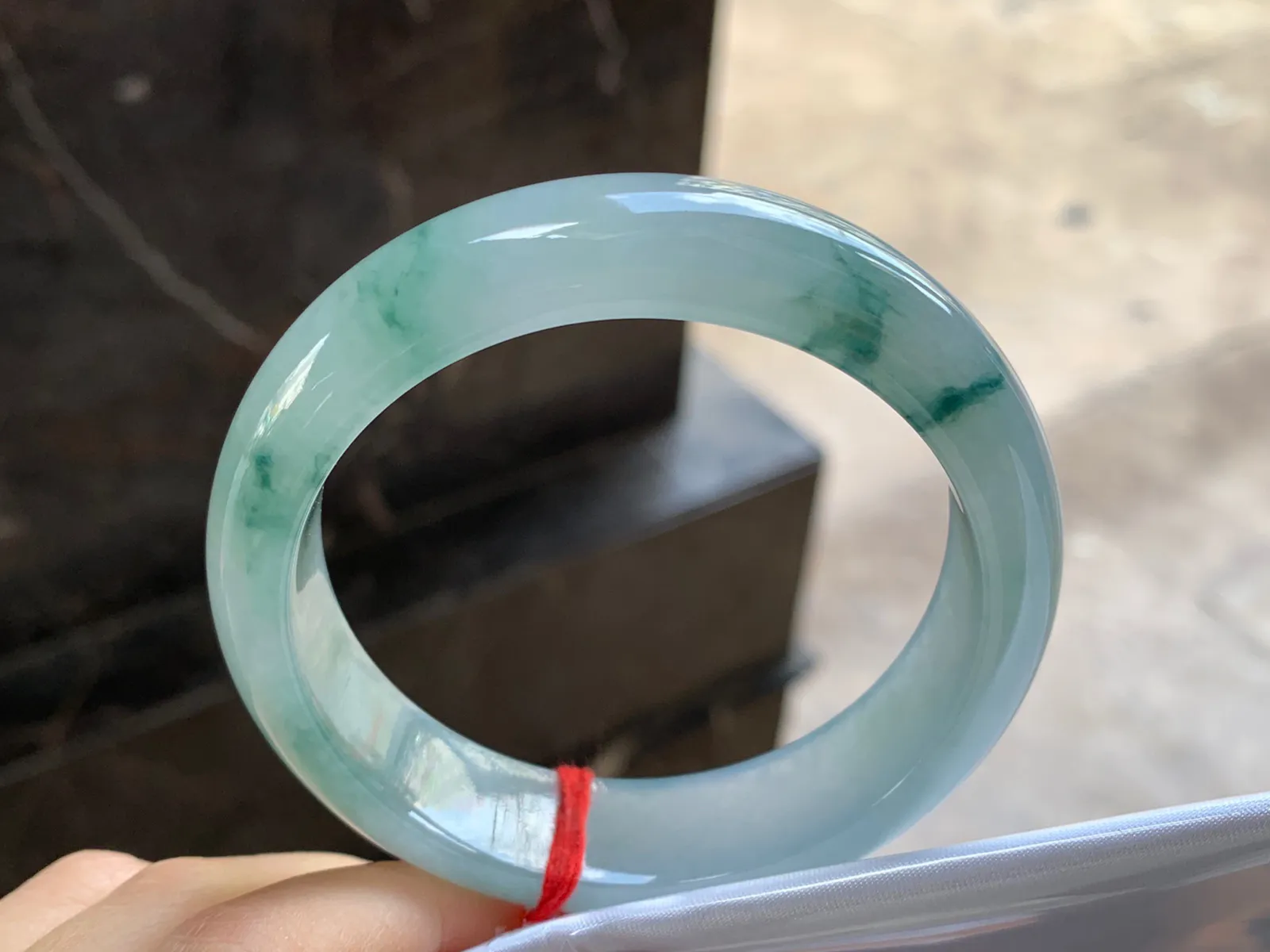 飘花手镯
尺寸：57.3-15.5-8.5mm
肉质细腻～水润十足