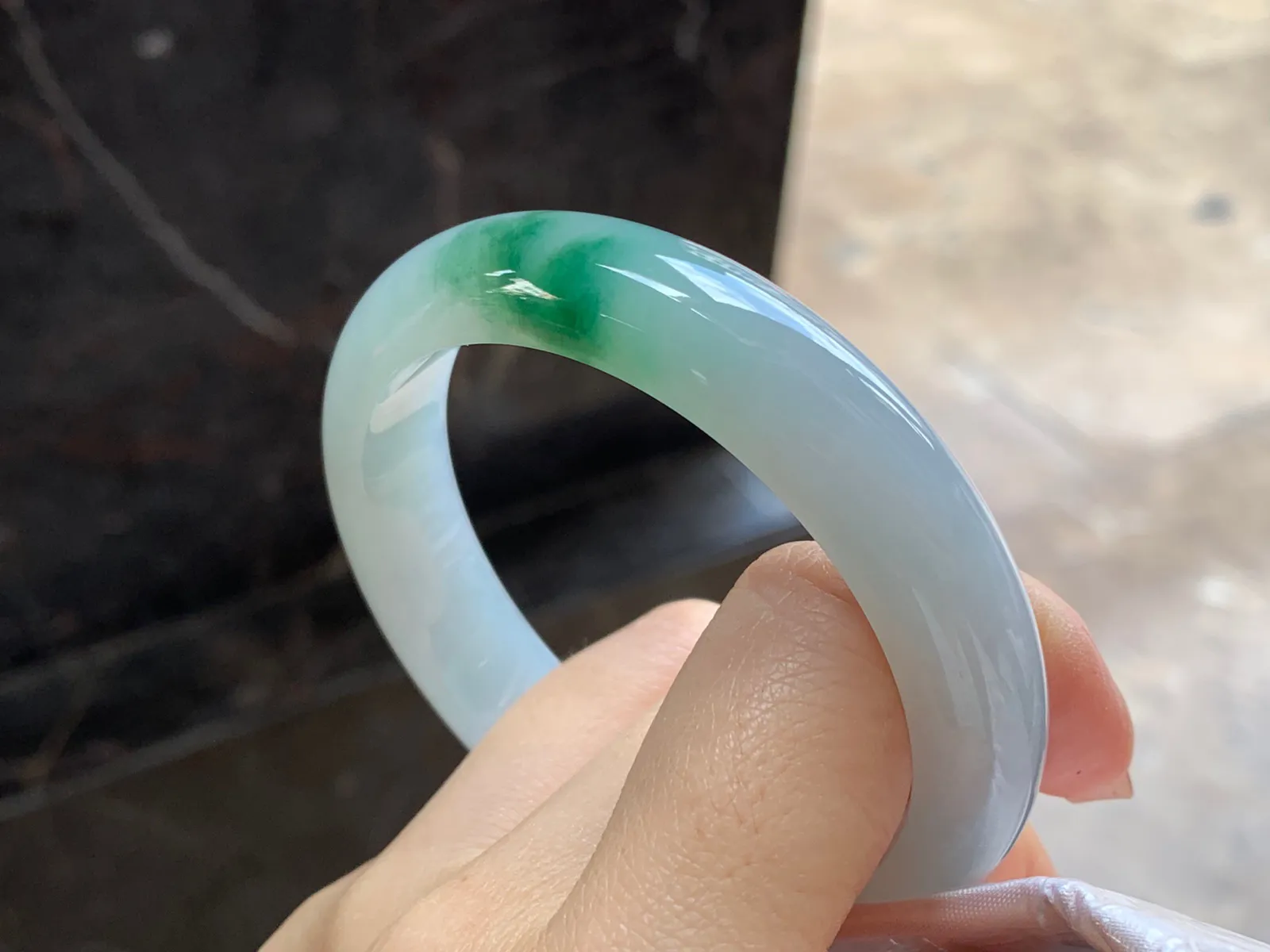 带色手镯
尺寸：58-13.6-7.8mm
底子细腻干净～绿色点缀