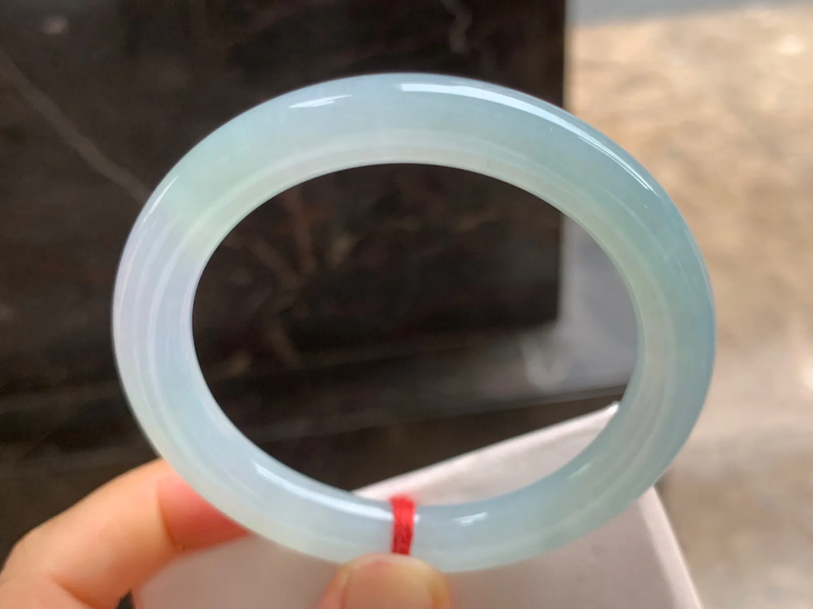 54.5-9.5mm
冰种圆条手镯 带底色 冰透胶润 上手秀美灵动