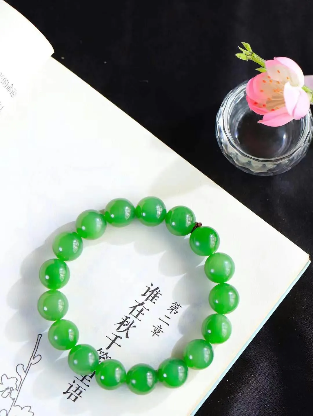 【臻品传承.手串】

精品和田玉碧玉圆珠手串，精选上等和田玉，经过匠人精心雕琢，每一颗珠子都圆润饱满，象征着圆满与和谐。佩戴它，传承经典，彰显尊贵气质。重46.5克  尺寸取一11.8mm  7850865A