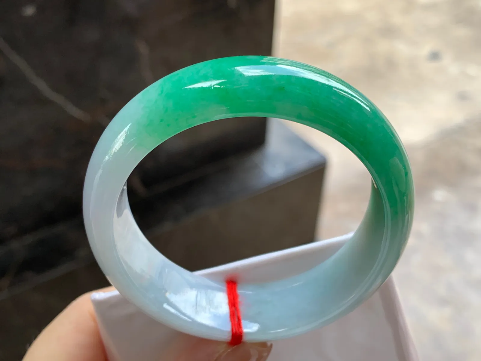带色宽版手镯
尺寸：55.3-17.4-8mm
肉质细腻干净～版型大气 一大截绿色浓郁
