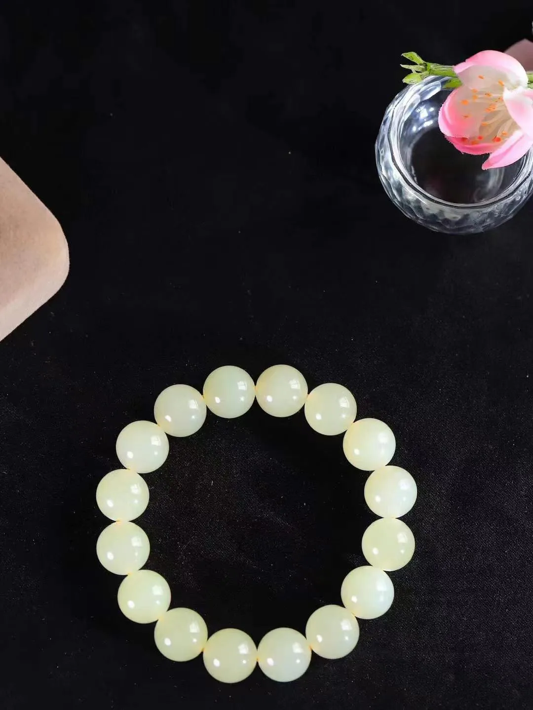 【腕间风华.手串】

货头精选 和田玉蜂蜜水圆珠手串，天然纯净，玉质细腻，圆润如珠，佩戴于腕间，尽显高贵气质。无论是日常搭配还是重要场合，都是您优雅风范的点睛之笔。重44克  尺寸取一12mm  2150868A