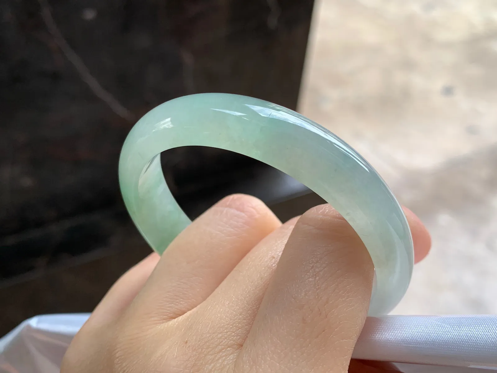 黄加绿贵妃镯
尺寸：55.9-12.5-6.4mm
水润十足～有特色 正圈52 53可以戴上手好看