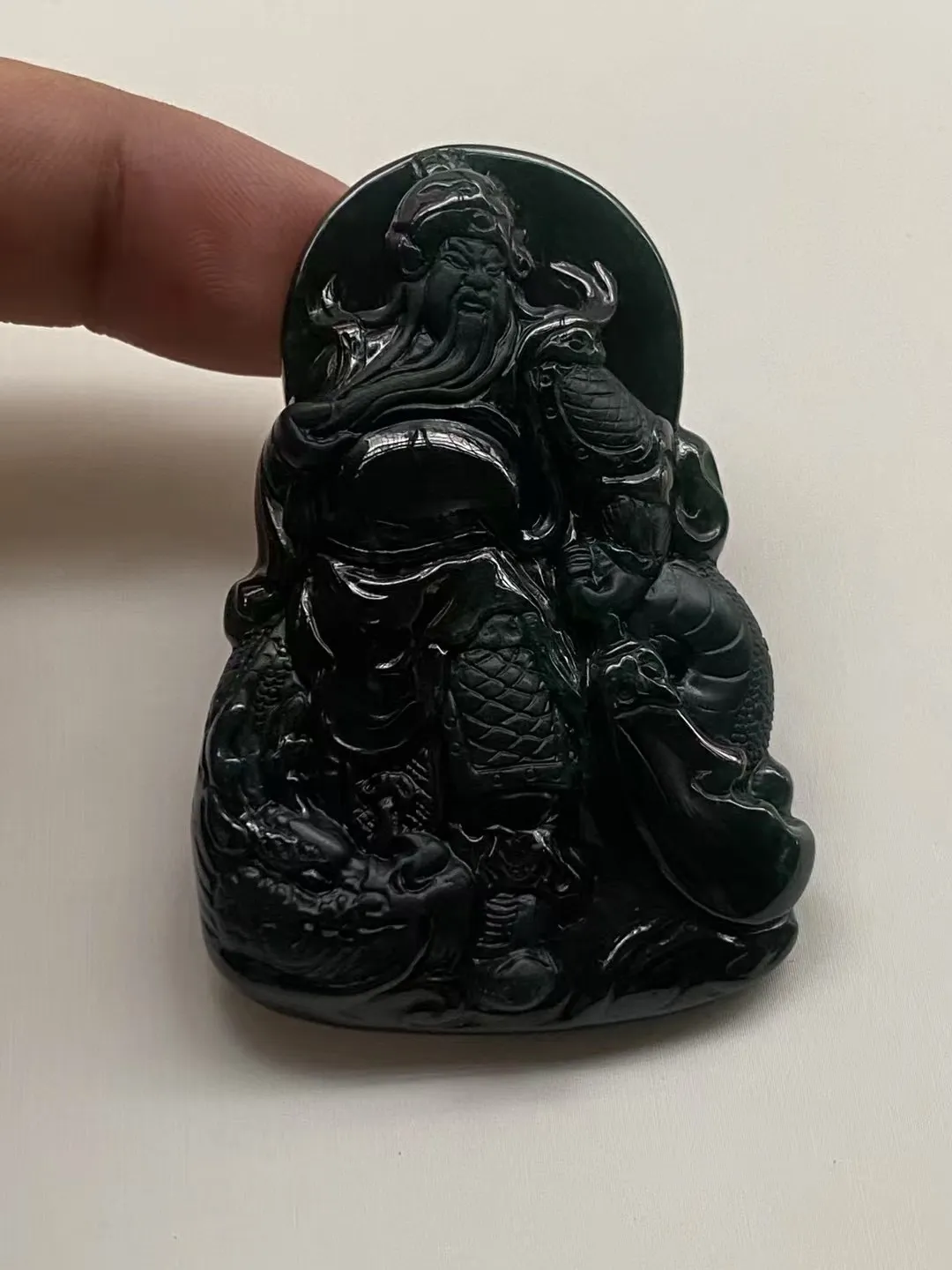 墨翠【武圣—关二爷】细腻干净，黑度好，性价比高，雕工精湛，打灯透绿‘