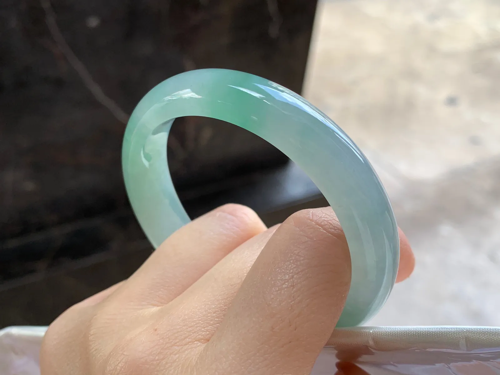 晴绿手镯
尺寸：54.2-12-7.9mm
种老肉细～水润清秀上手漂亮