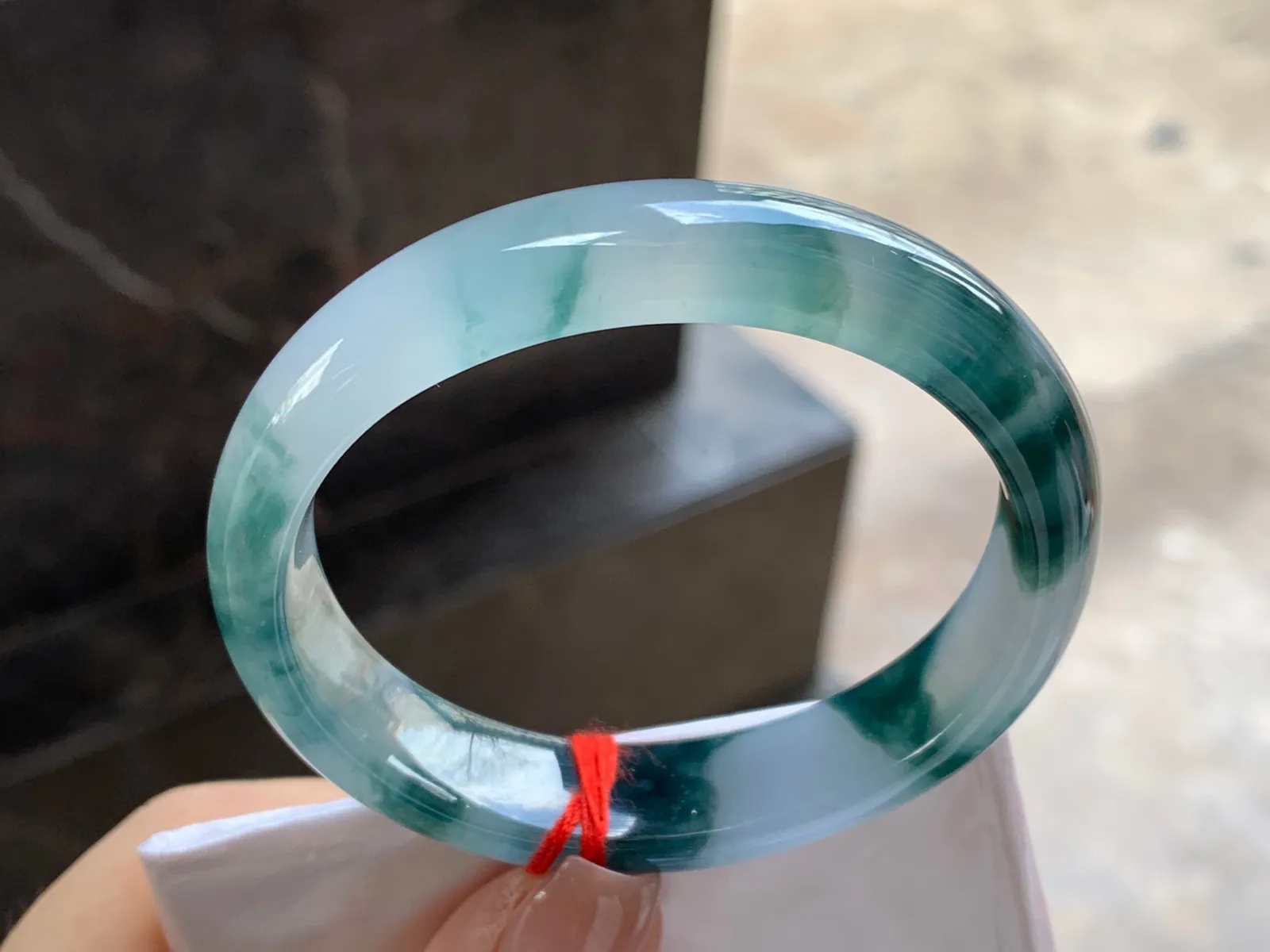 飘花贵妃镯
尺寸：54-12.5-7.3mm
种老肉细～飘花浓郁正圈51 52可以戴 推荐