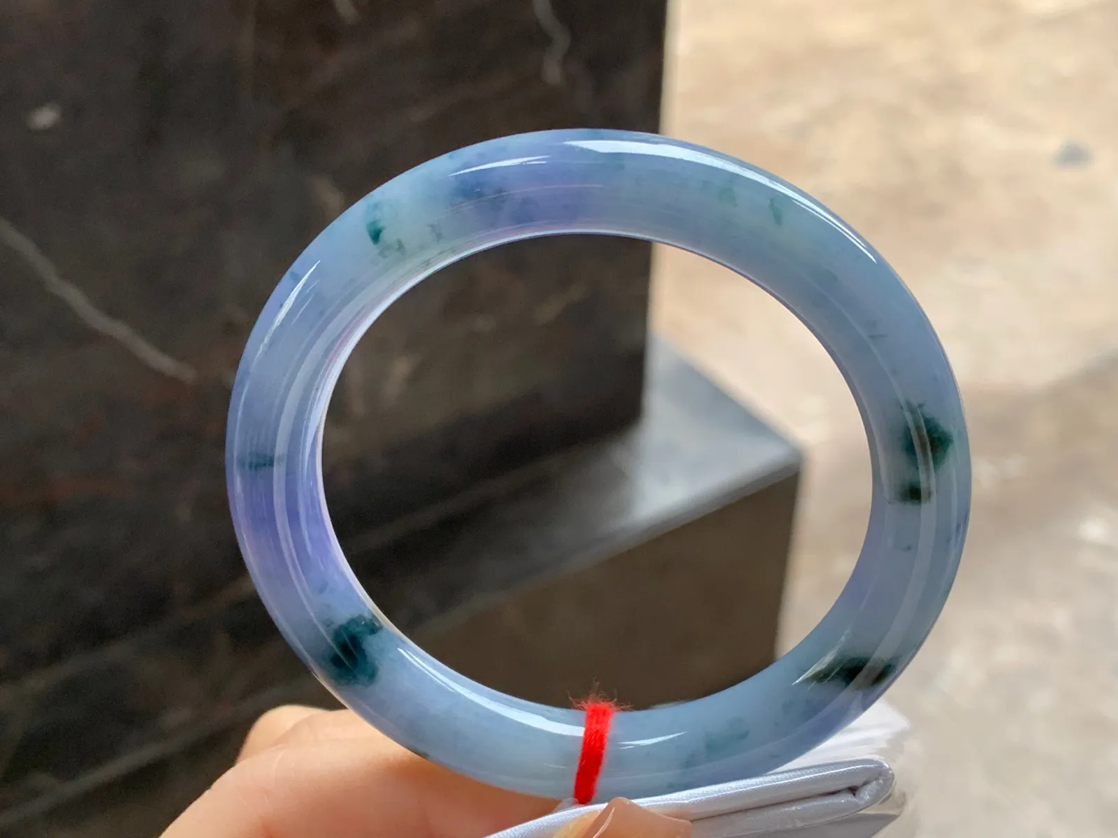 紫罗兰飘花圆条手镯
尺寸：56-9.8-9.2mm
肉质细腻干净～有特色上手好看
