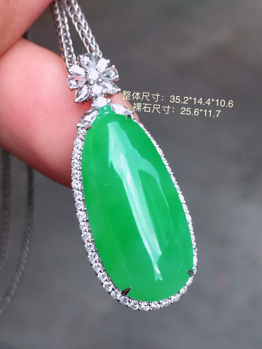 阳绿福瓜吊坠，色泽均匀艳丽，玉质细腻，荧光感超
强，饱满水润，气质满满。18k
金豪华镶嵌