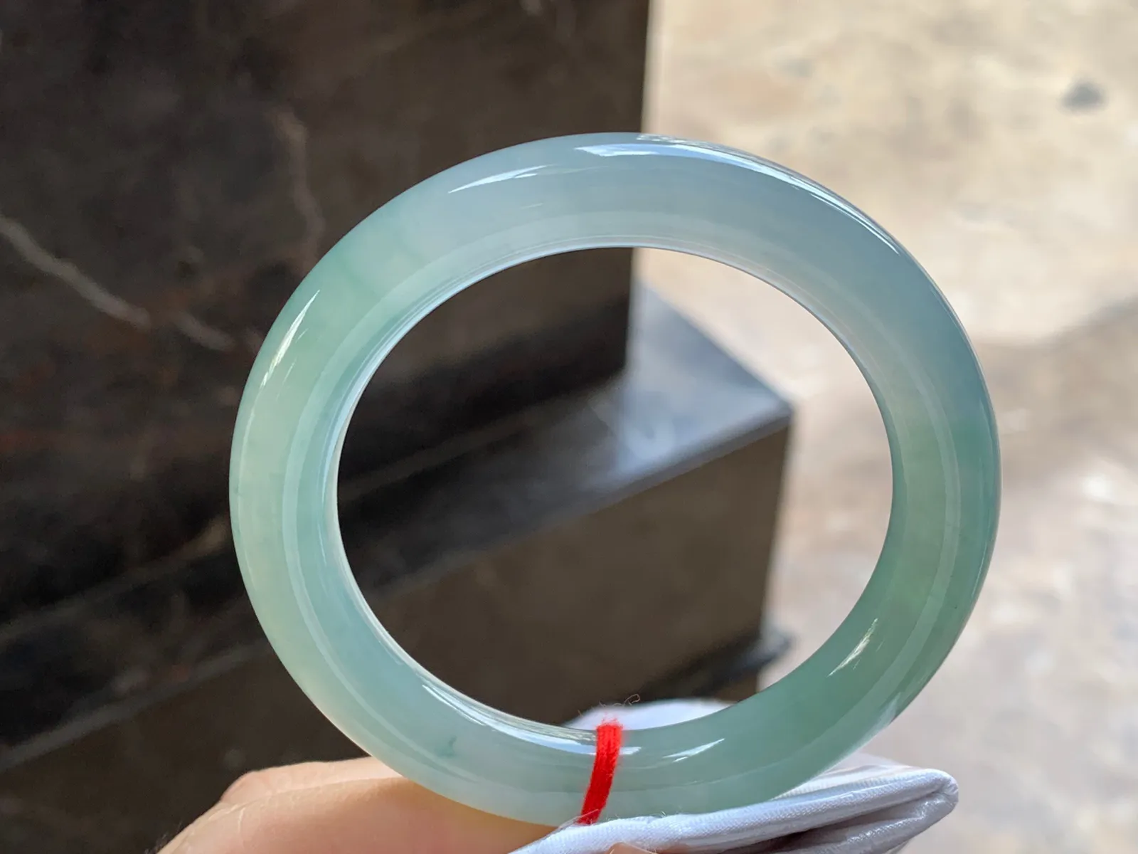 晴水圆条手镯
尺寸：53.5-9.8mm
种水好 干净清秀 很耐看的料子