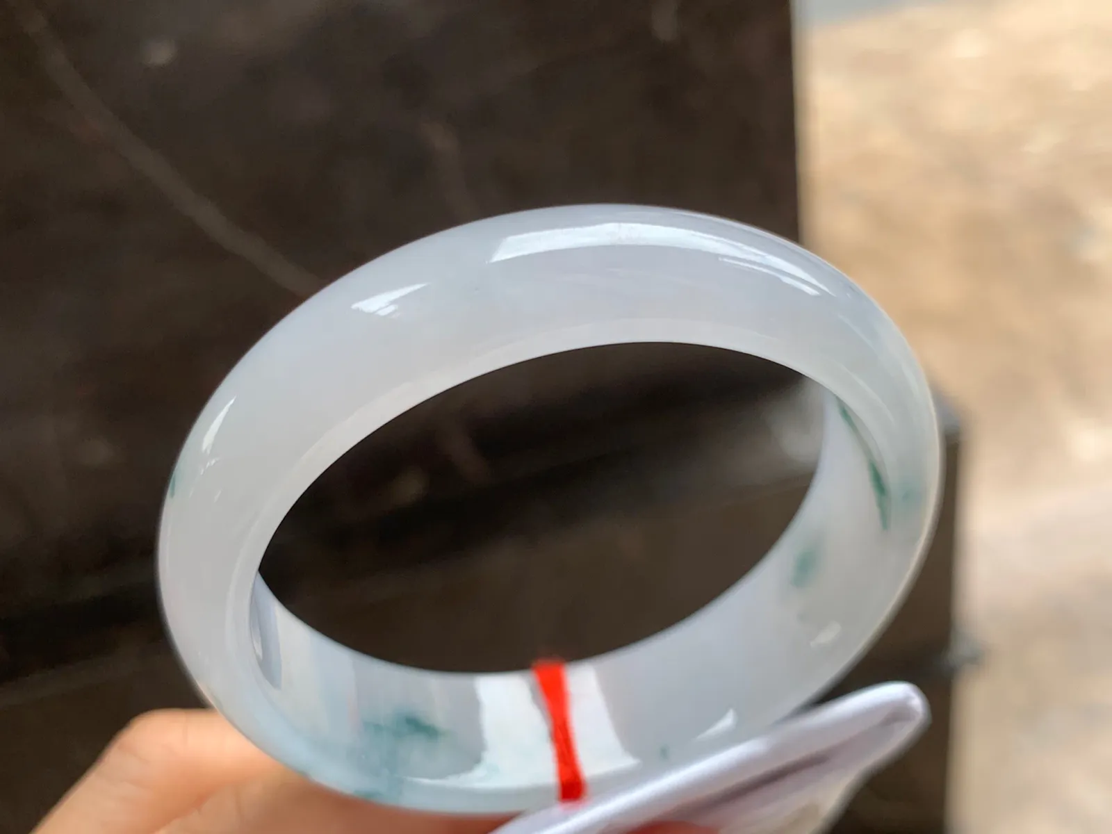 55-15-7mm
冰种飘花贵妃手镯 水润冰透 清爽干净
